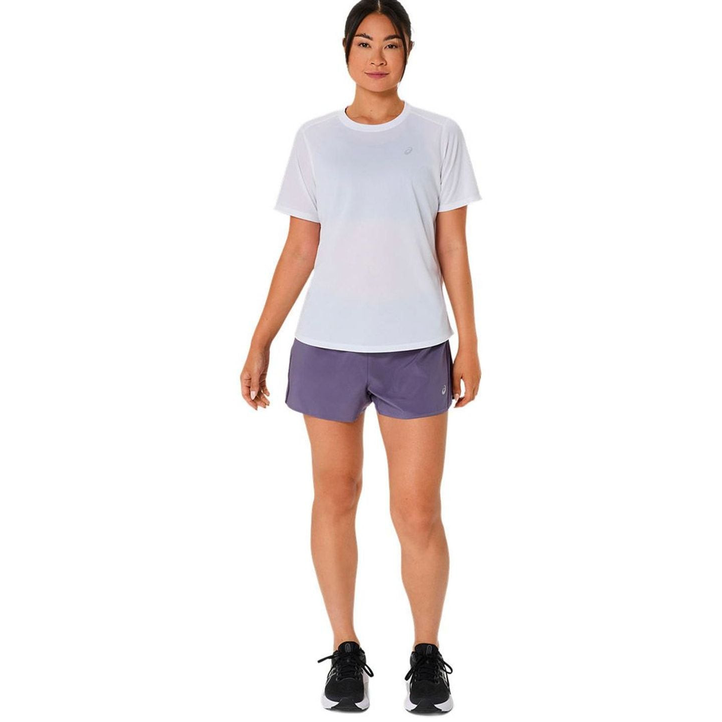 Femme portant l’Asics T-Shirt De Running Core Ss Top Respirant Et Léger Femme en course à pied