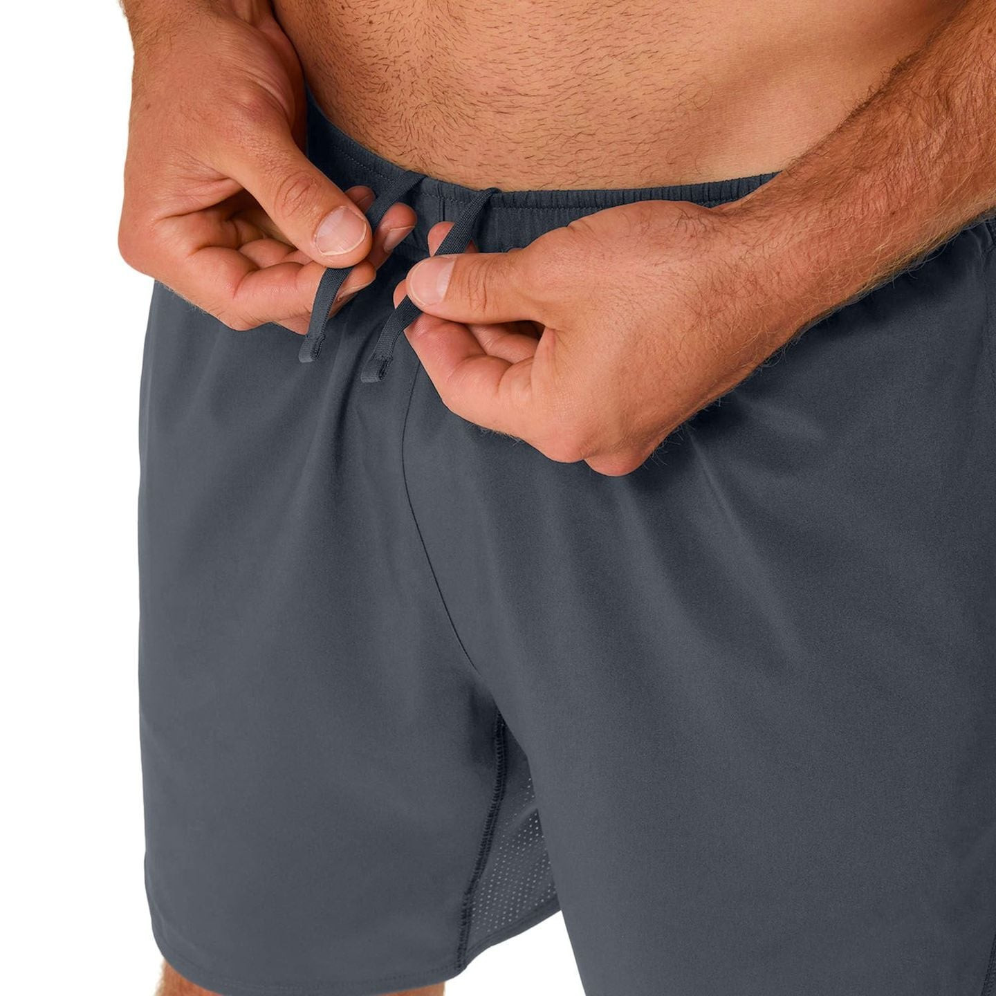 Détail du short Asics Short De Course Core Séchage Rapide Homme, tissu léger et poches.