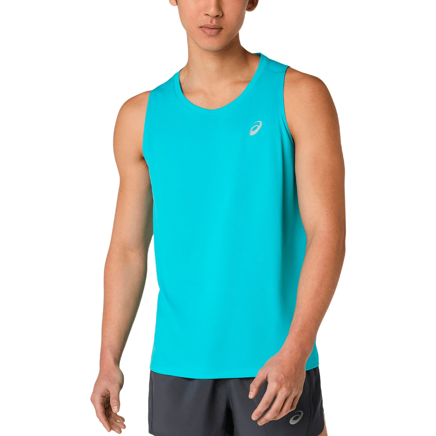 Coureur portant le débardeur Asics Core Singlet léger et respirant lors d'un run en ville