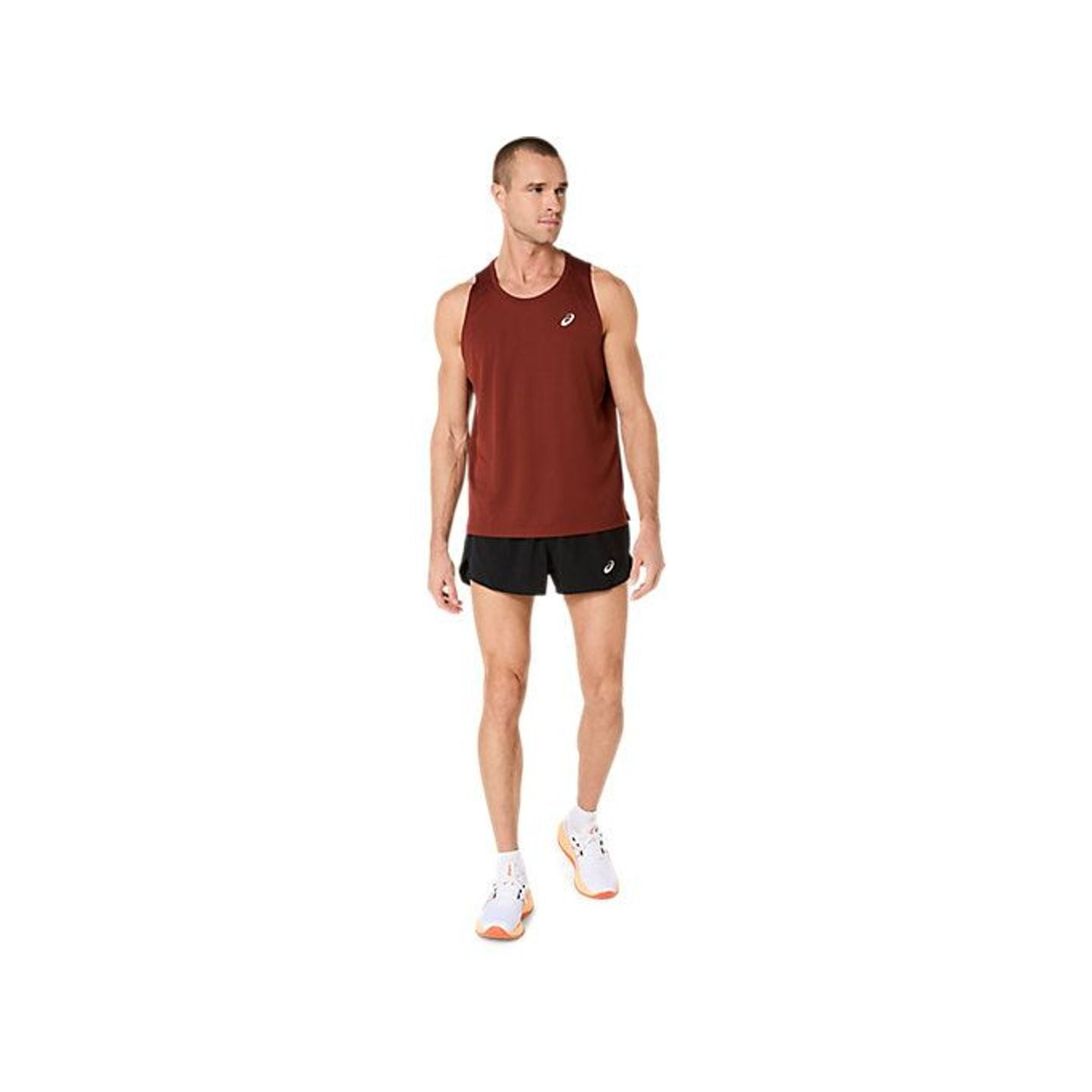 Vue de face en pied d'un coureur portant le débardeur ASICS Core Singlet brun rouille, short noir et