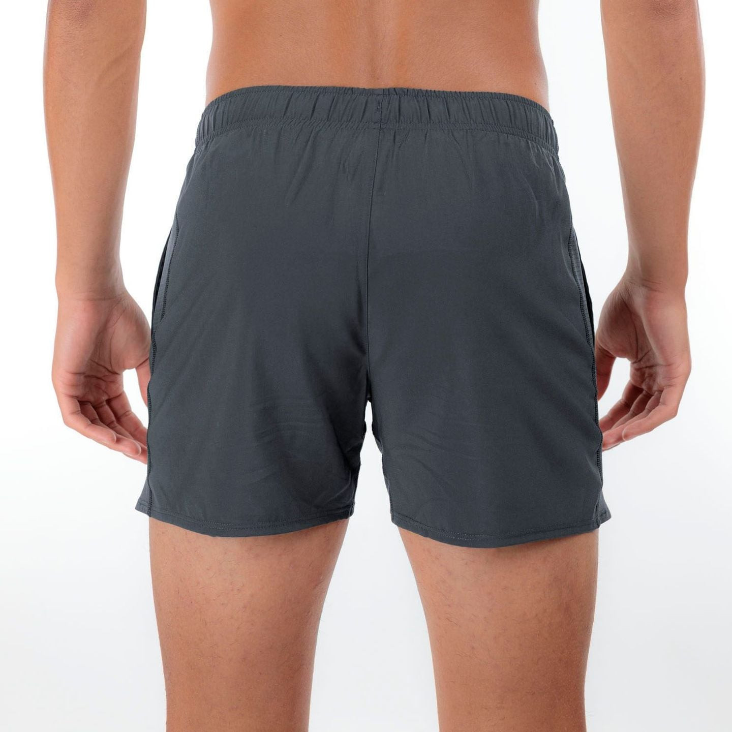 Vue arrière rapprochée du short ASICS Core Split gris foncé, coutures lisses et coupe running courte