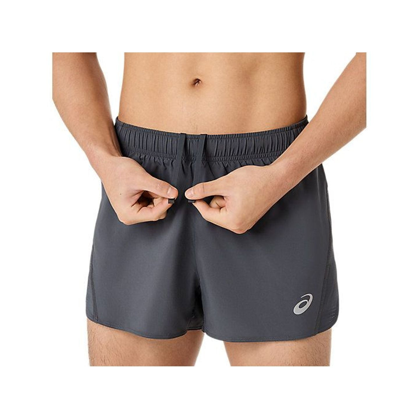 Mains ajustant la ceinture élastique du short ASICS Core Split gris foncé, détail du cordon de serra