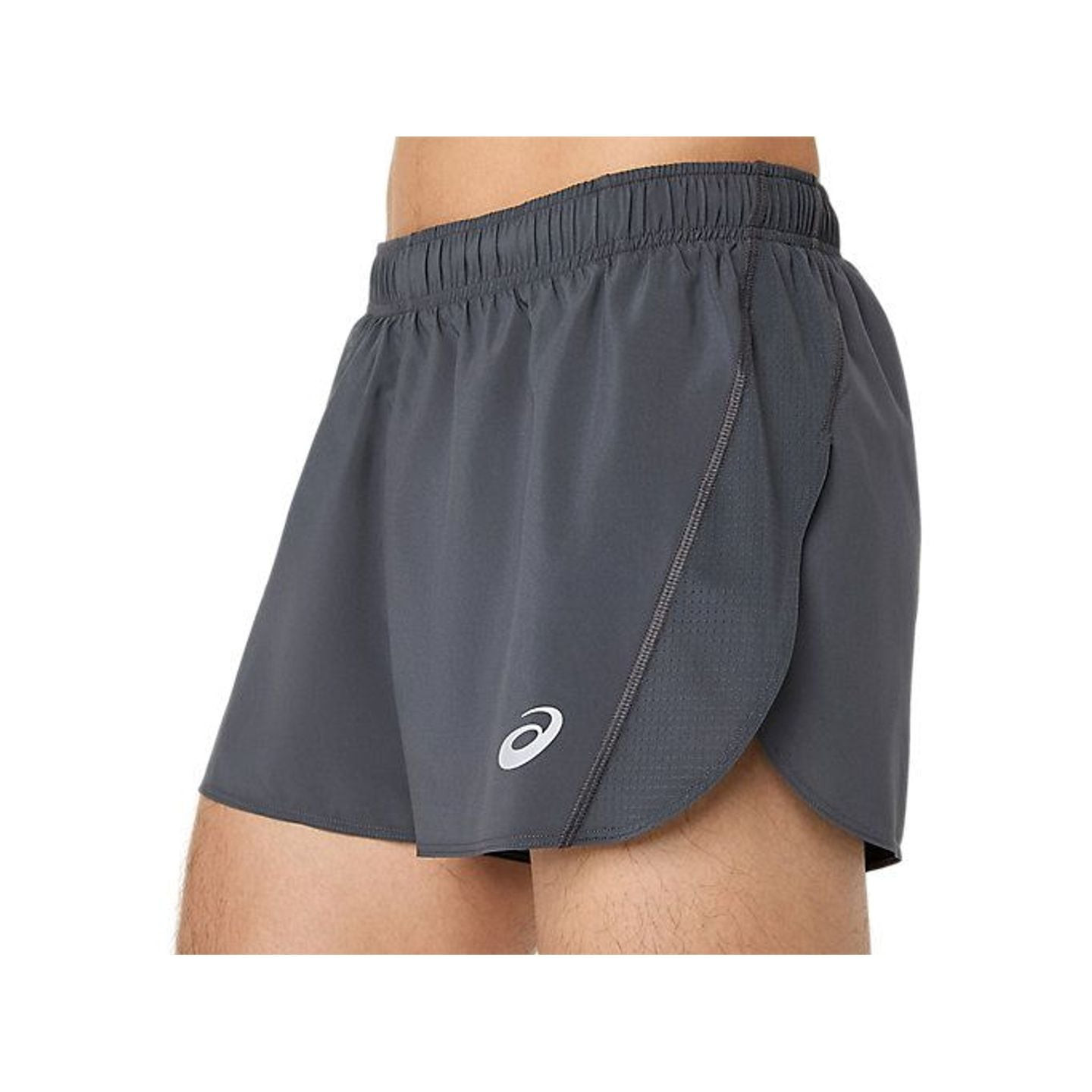 Détail latéral du short ASICS Core Split : fente, couture et logo ASICS réfléchissant sur tissu gris