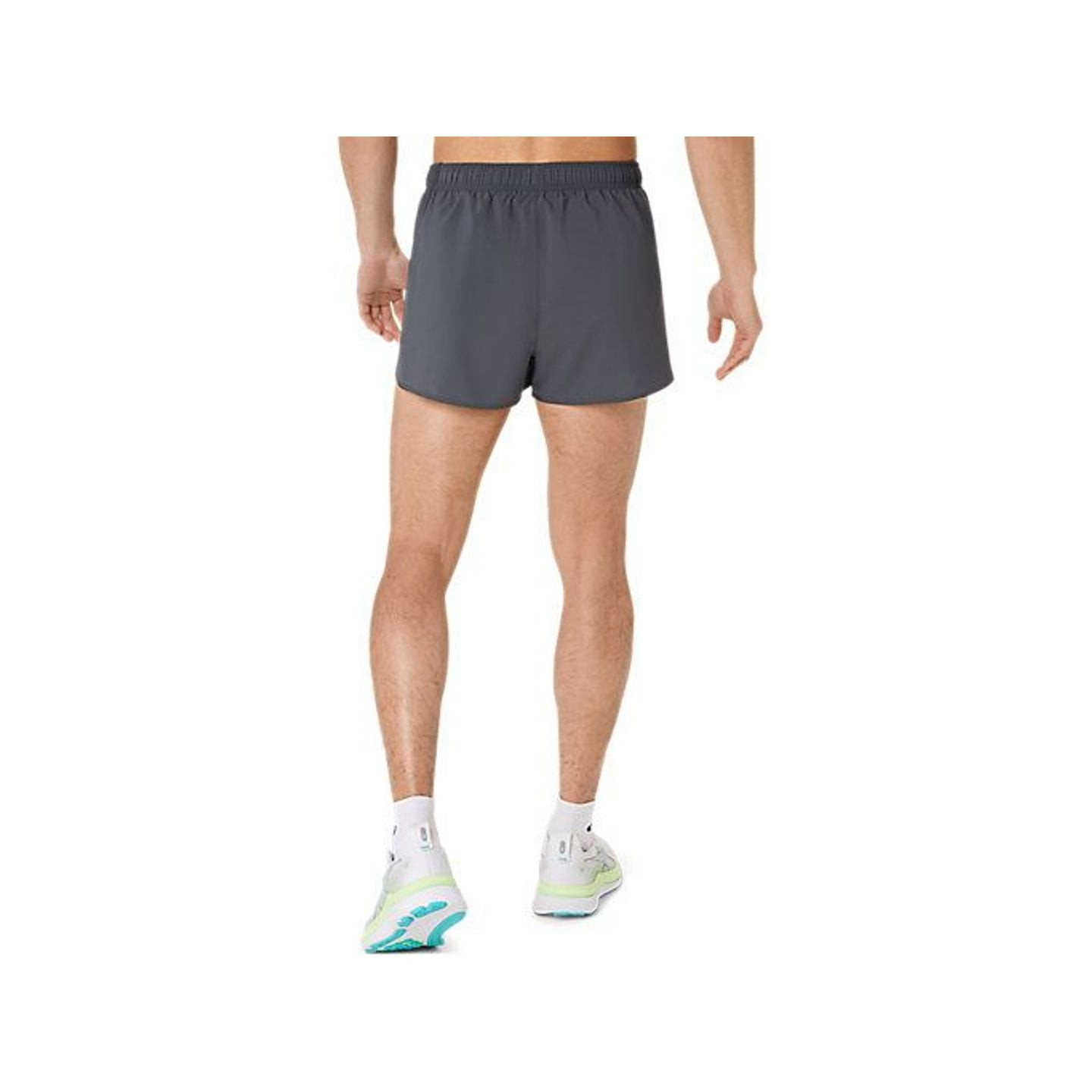Vue arrière d'un athlète portant le short ASICS Core Split gris foncé, entrejambe 6,35 cm et taille 