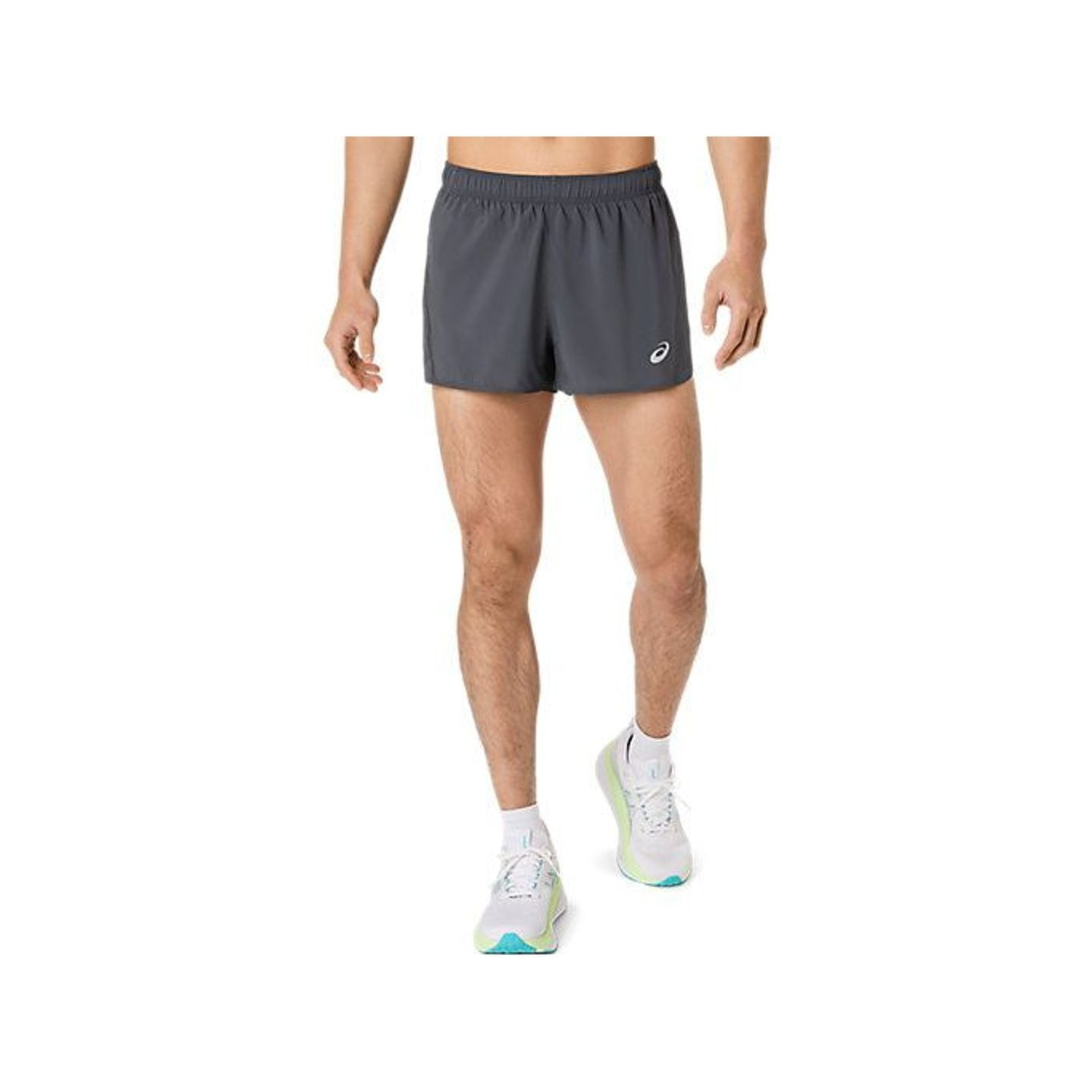 Coureur homme portant un short ASICS Core Split gris foncé, entrejambe de 6,35 cm, vue de face sur f