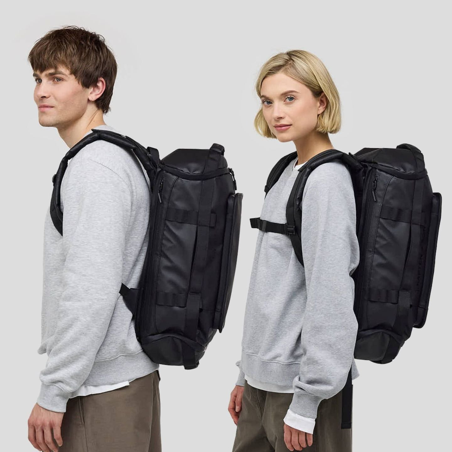 Personne portant le sac convertible Kapten & Son Lisbon Duffle en mode sac à dos lors d'un voyage ur