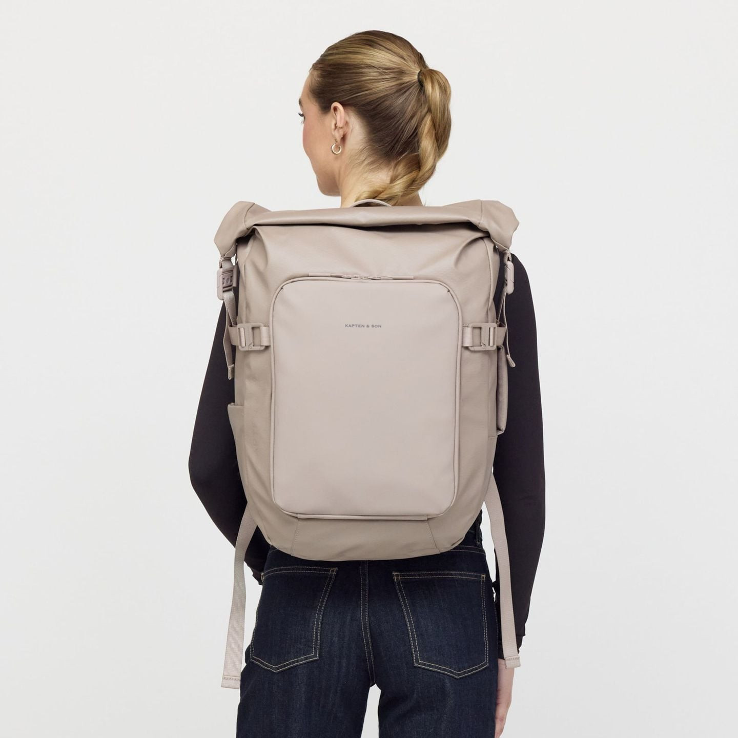 Femme portant le sac à dos Kapten & Son Lisbon Pro Muted Rose, vue arrière et maintien