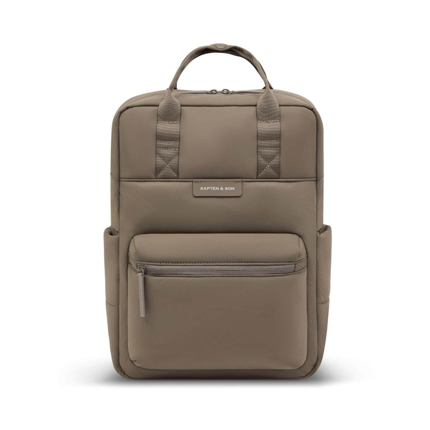 Vue de face du sac à dos Kapten & Son Bergen Cloud Walnut matelassé, poche zippée avant et poignées 