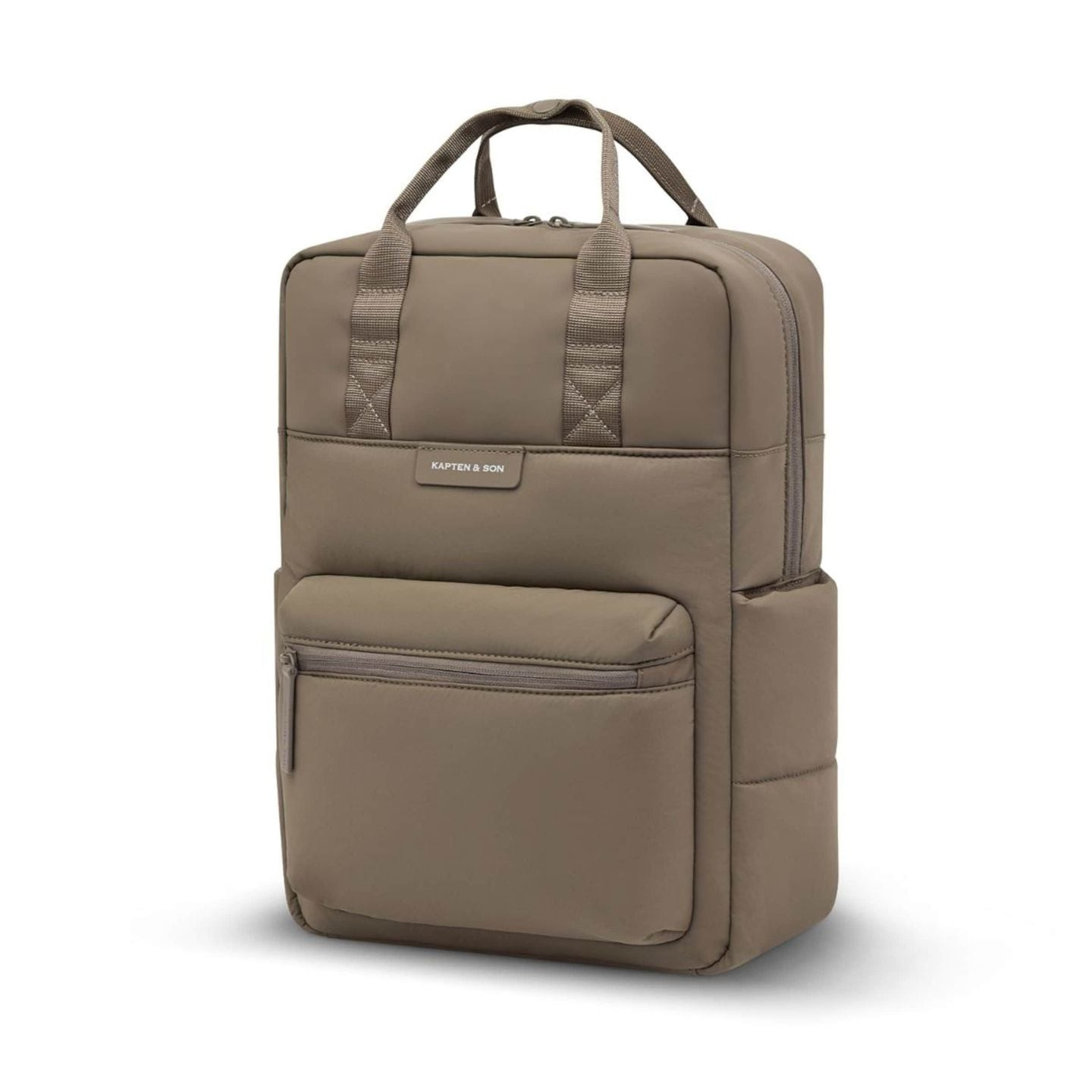 Vue de trois quarts du sac à dos Bergen Cloud Walnut : silhouette matelassée, poches latérales et po