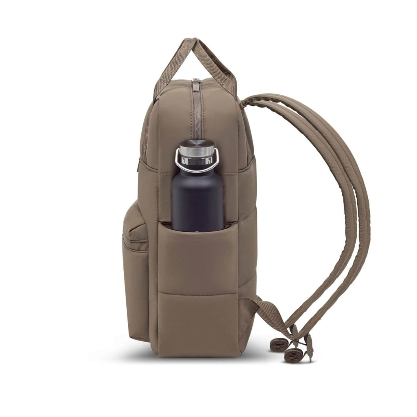 Vue de profil du sac à dos Bergen Cloud Walnut avec une bouteille dans la poche latérale extensible,