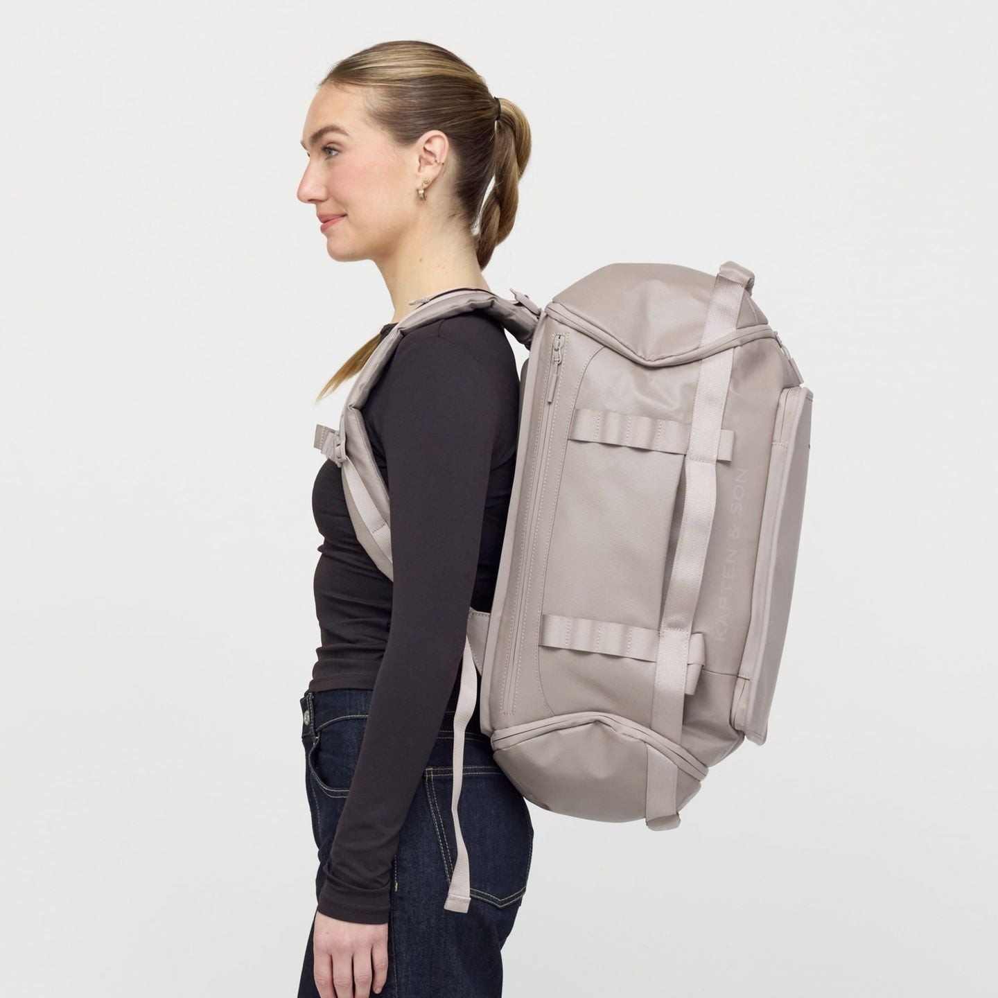 Le Kapten & Son Sac À Dos De Voyage Convertible Lisbon Duffle 50 Litres Unisexe posé sur une valise