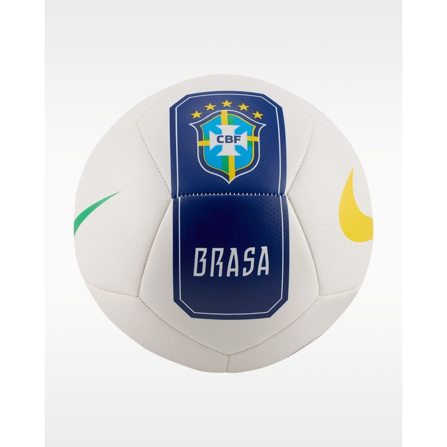 Ballon de football Nike CBF NK Pitch avec écusson CBF Brésil et texte BRASA sur fond blanc