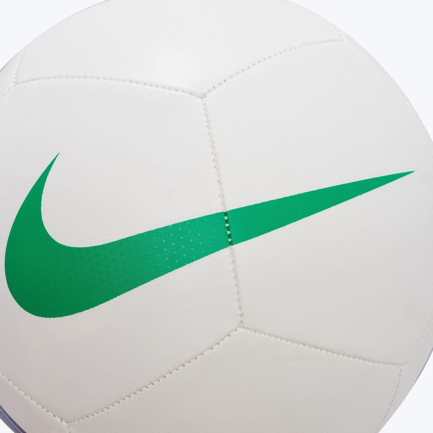 Gros plan sur le swoosh Nike vert et les coutures du ballon Nike CBF NK Pitch blanc