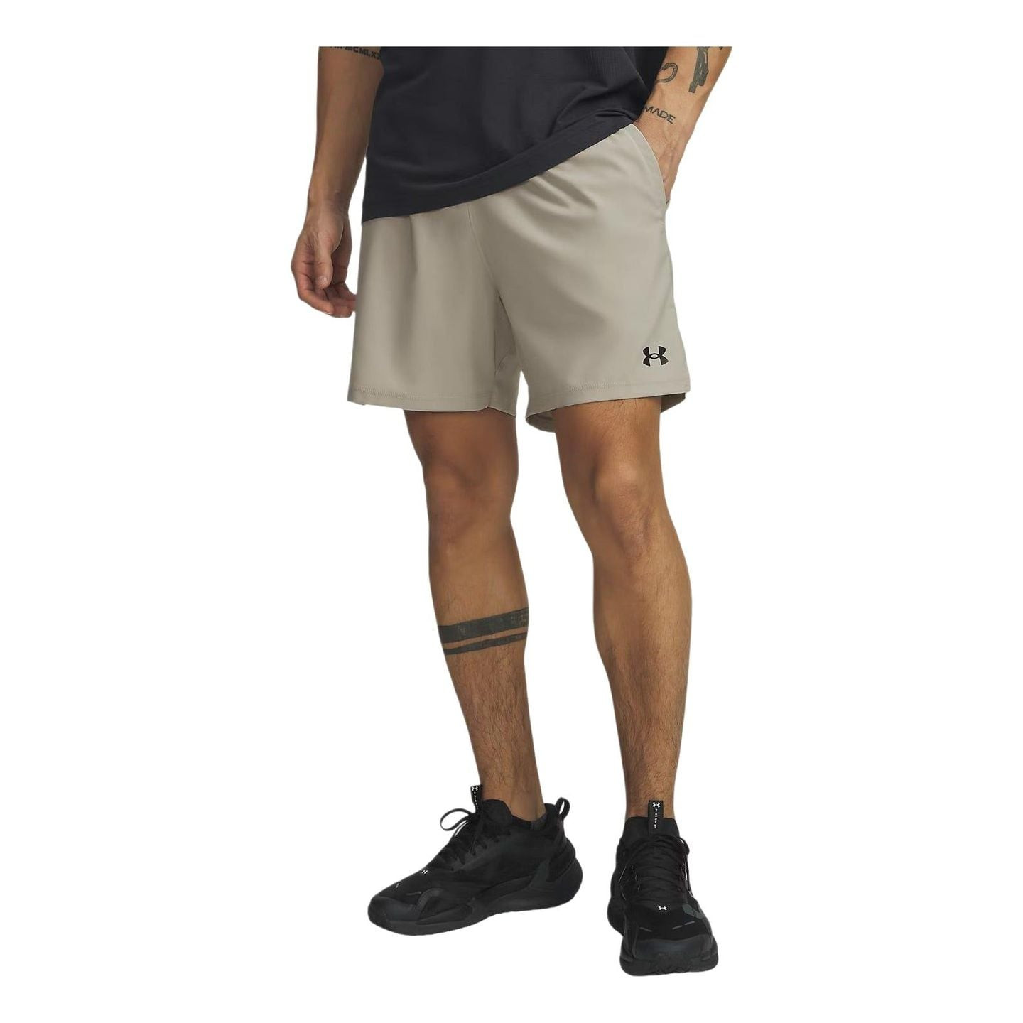 Vue de côté du short UA Vanish Woven 2.0 6 pouces en Timberwolf Taupe avec logo UA noir et poches la