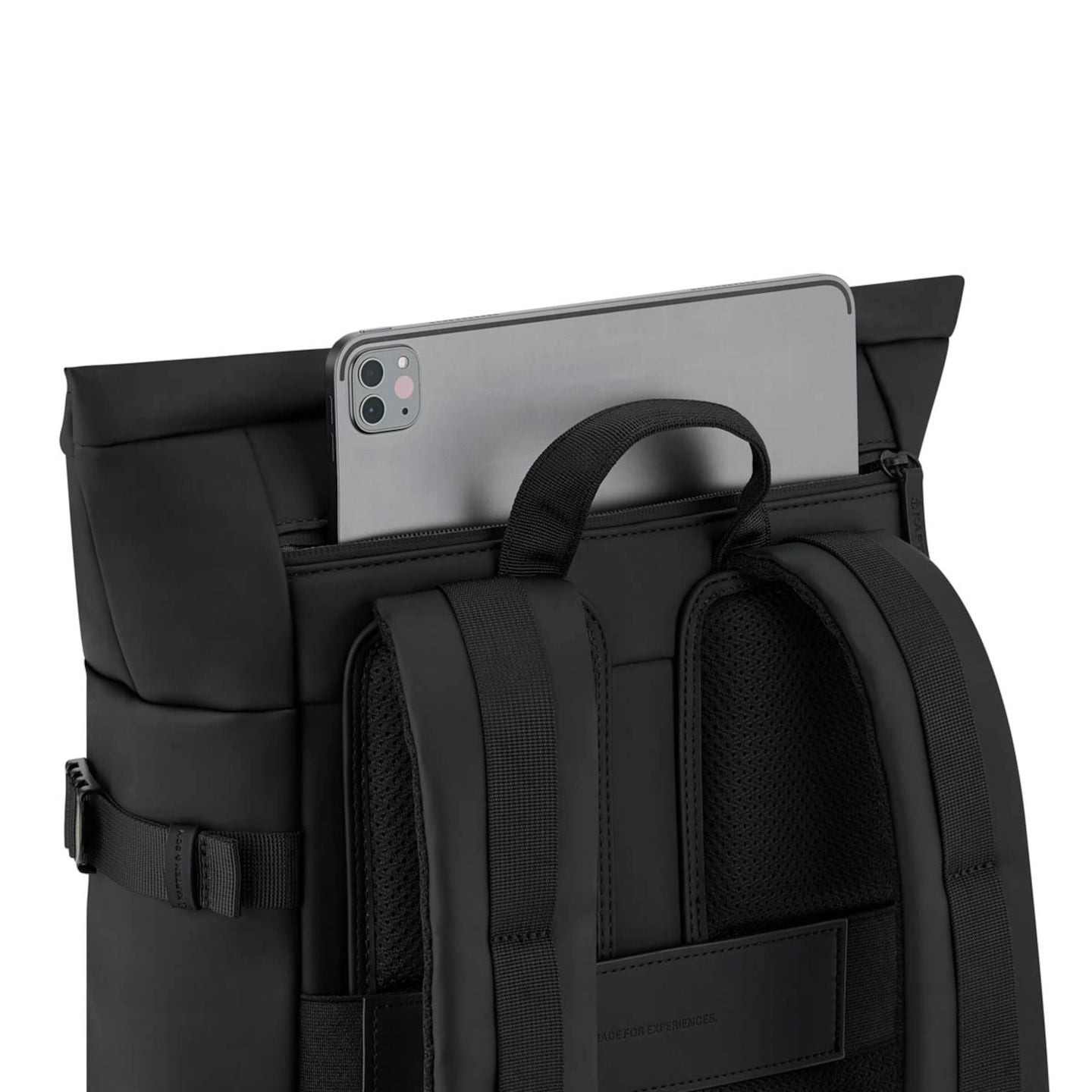 Gros plan d'un ordinateur portable inséré dans la poche rembourrée du sac à dos Helsinki All Black.