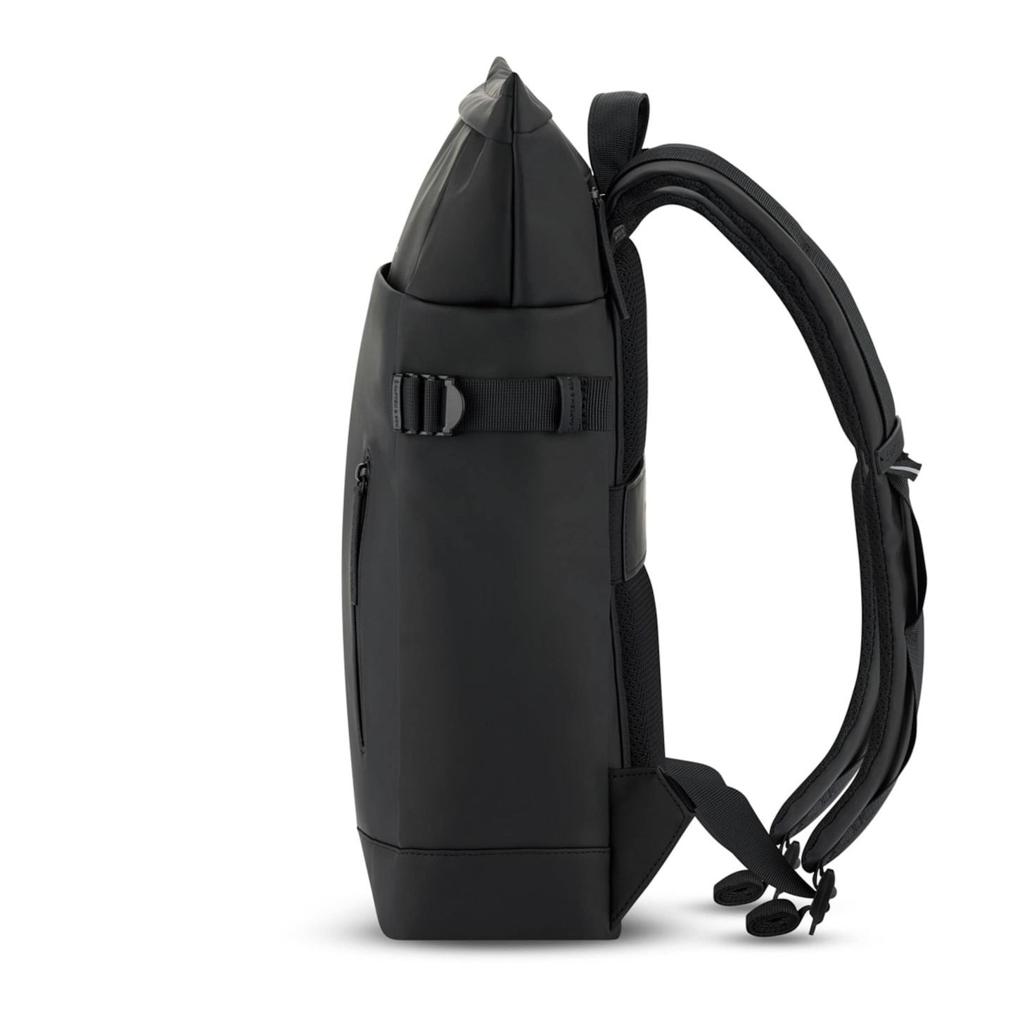 Profil latéral du sac à dos slim HELSINKI ALL BLACK avec poignée, fermeture et sangle d’épaule régla