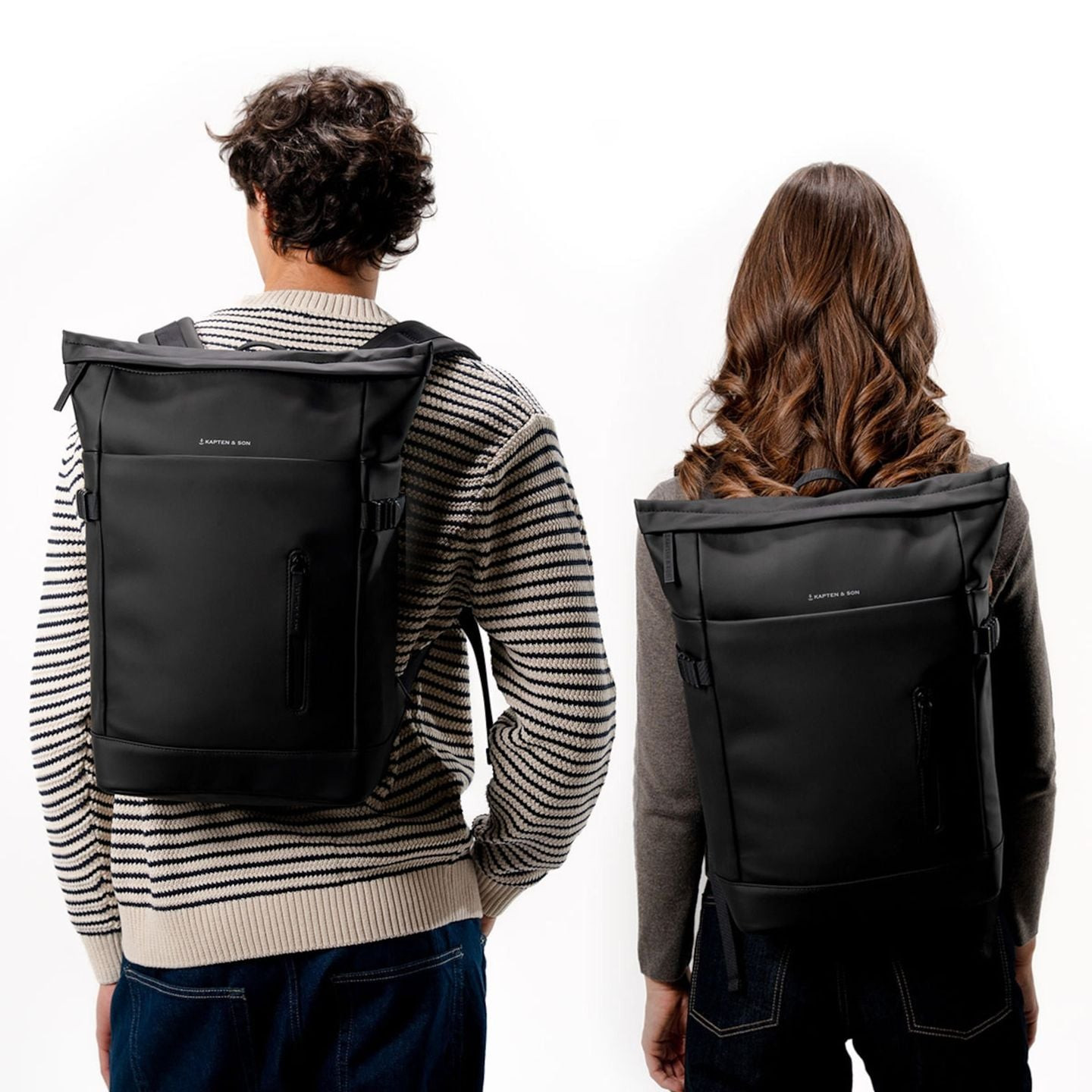 Deux personnes portent le sac à dos Helsinki All Black, au design unisexe et minimaliste pour tous l