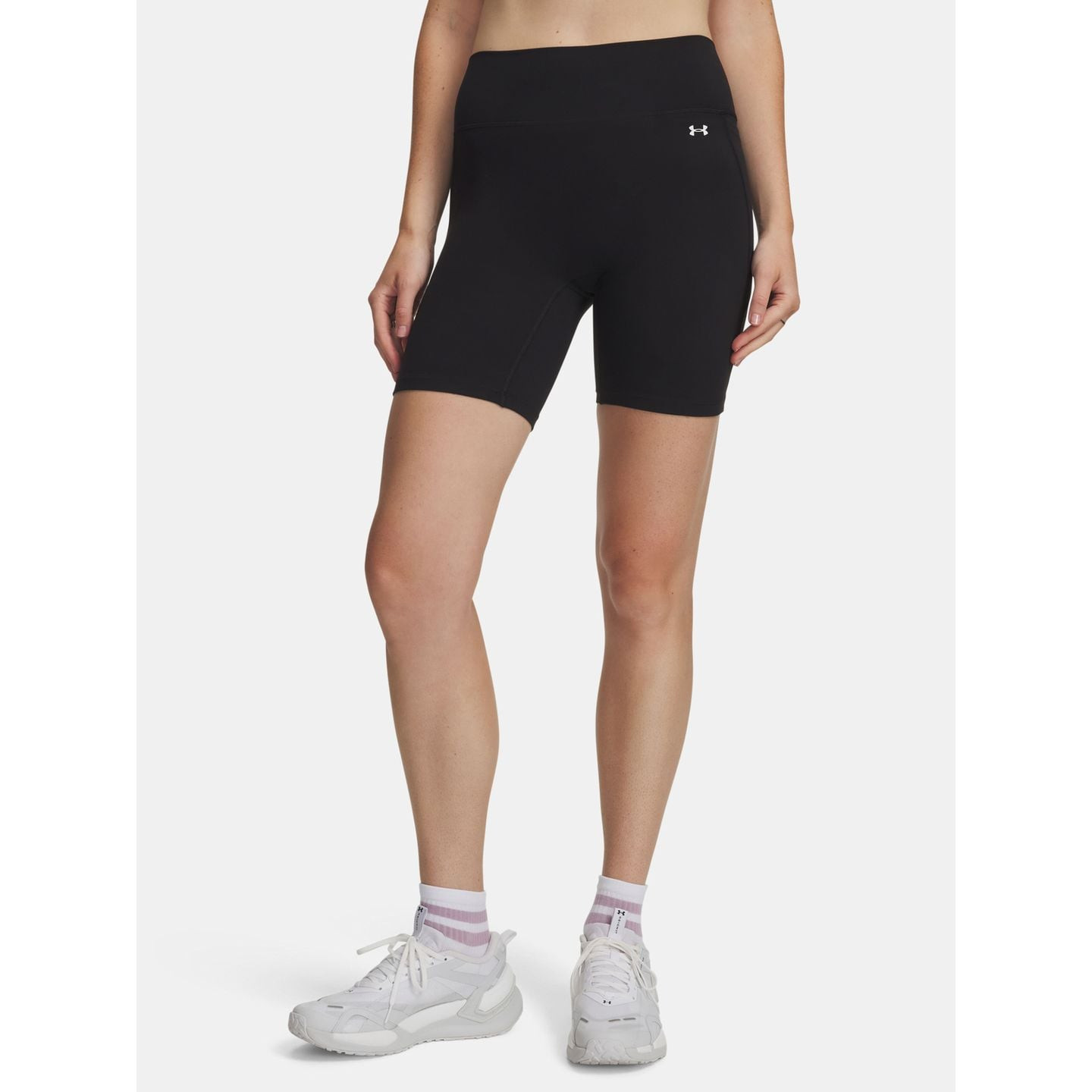 Vue de face d'un mannequin en short cycliste Under Armour Motion noir taille haute et sans couture d