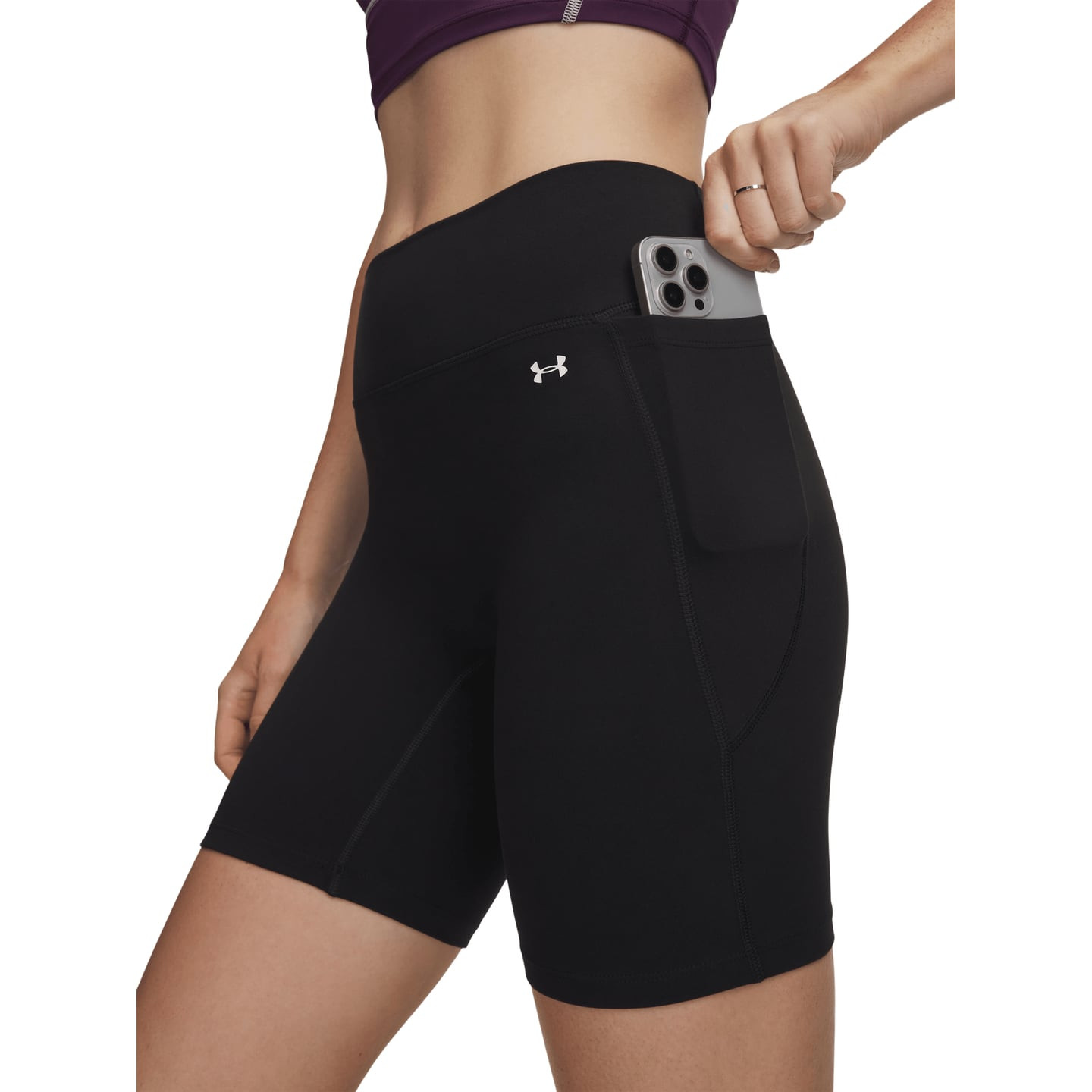 Gros plan sur la poche latérale du short cycliste Under Armour Motion noir avec smartphone, coutures