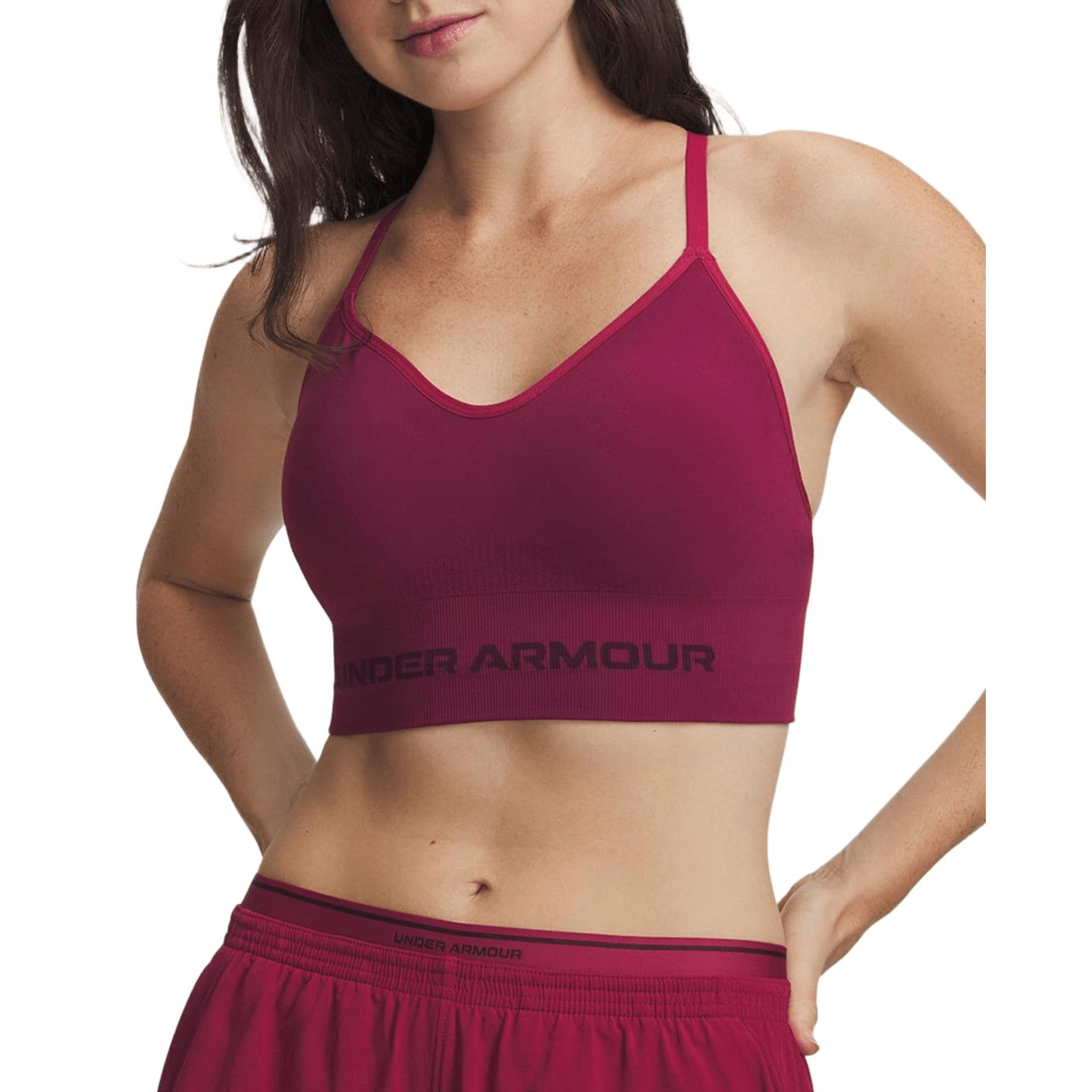 Femme portant un soutien-gorge Under Armour Vanish Seamless Low bordeaux, col V et bande logo, vue d