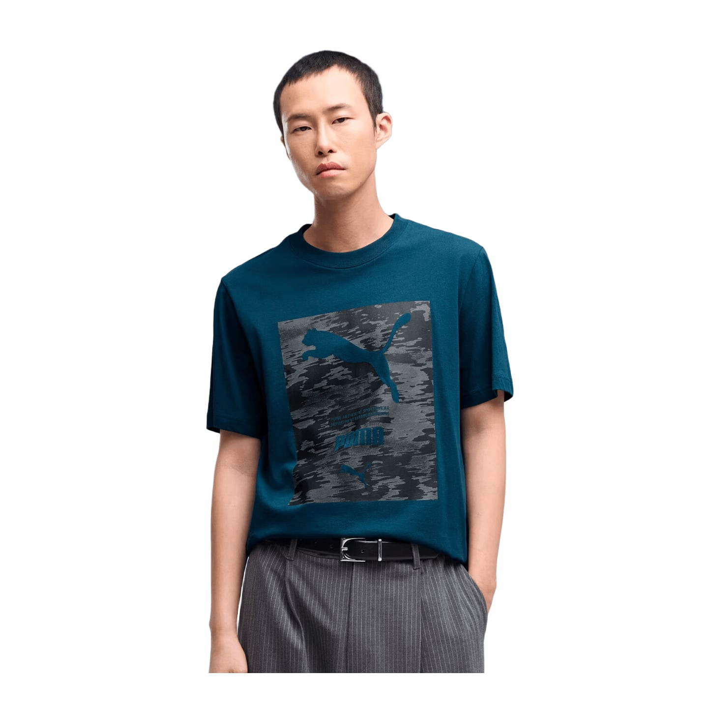 Homme portant le t-shirt PUMA Sport Camo Graphic Tee bleu canard foncé à imprimé chat camo, vue de f