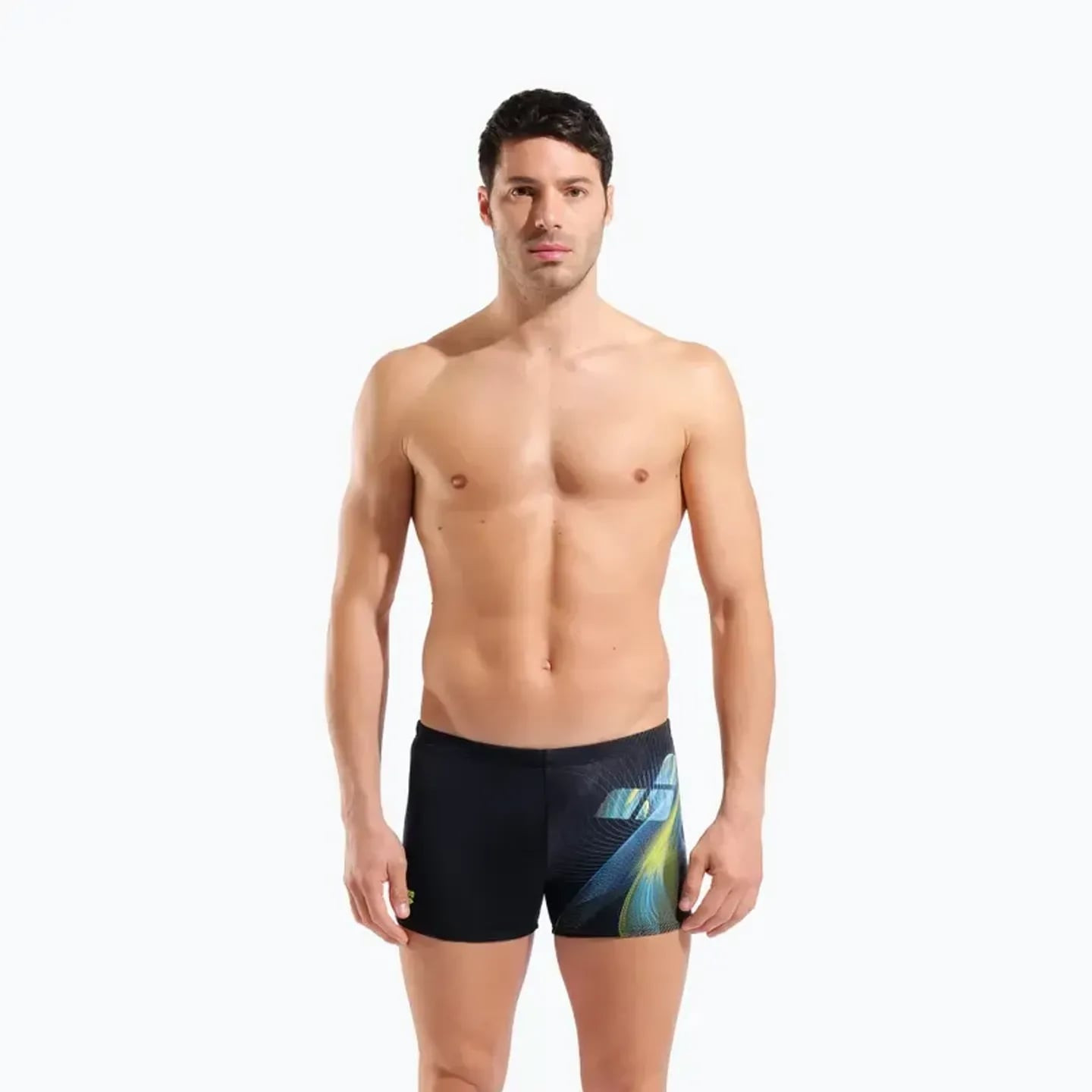 Lifestyle : homme portant l'Arena Short De Bain Boxer Jellyfish Maxlife Eco Résistant Au Chlore Homm