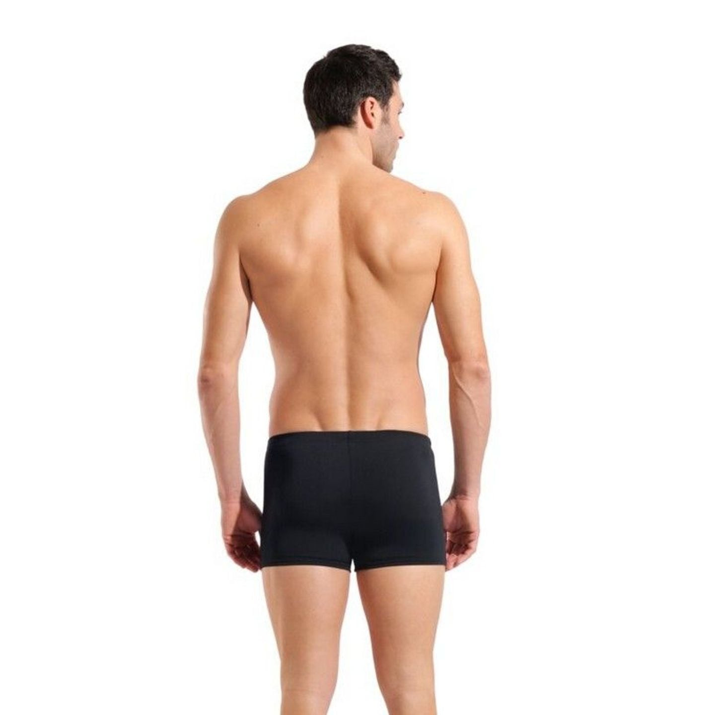 Nageur portant l’Arena Short De Bain Boxer Jellyfish Maxlife Eco Résistant Au Chlore Homme au bord d