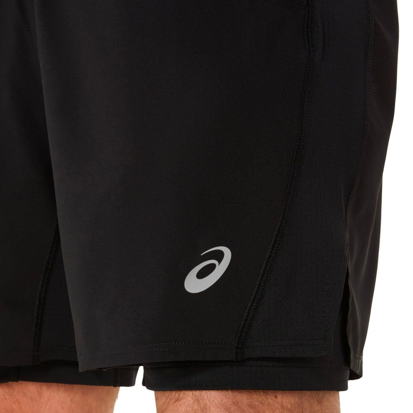 Détail du short ASICS Core 2-en-1 7 pouces pour homme, montrant le cuissard intégré et la poche laté