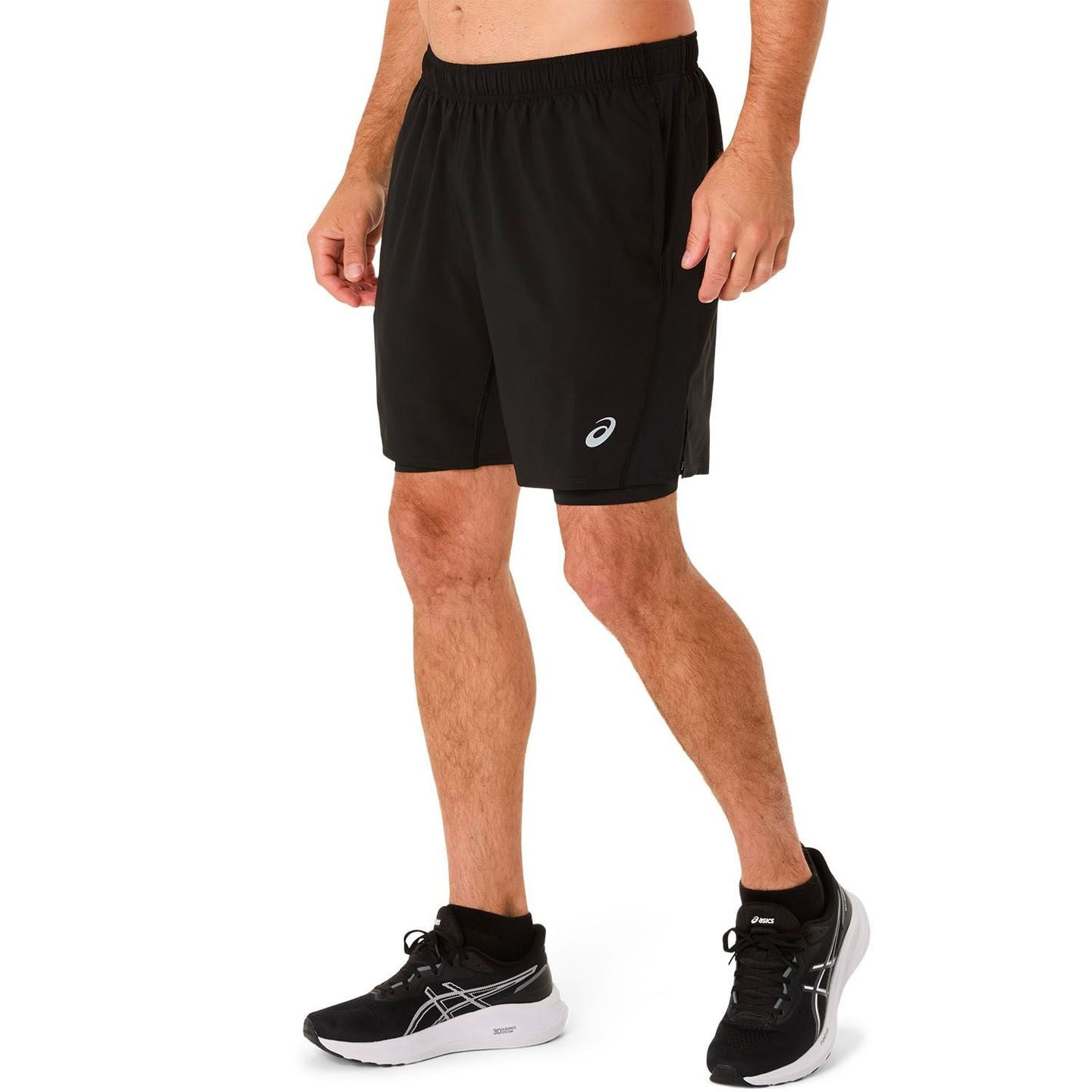 Homme portant le short Asics Short De Running Core 2-N-1 7 Pouces Cuissard Intégré Homme lors d'une 
