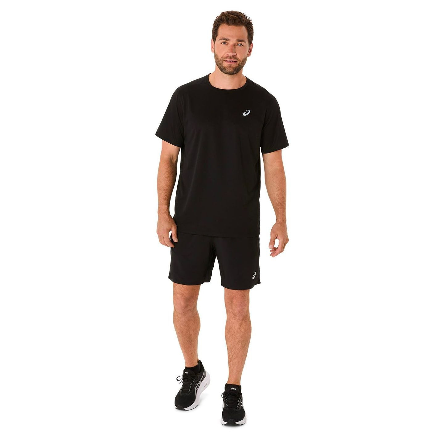 Homme portant le short Asics Short De Running Core 2-N-1 7 Pouces Cuissard Intégré Homme en extérieu
