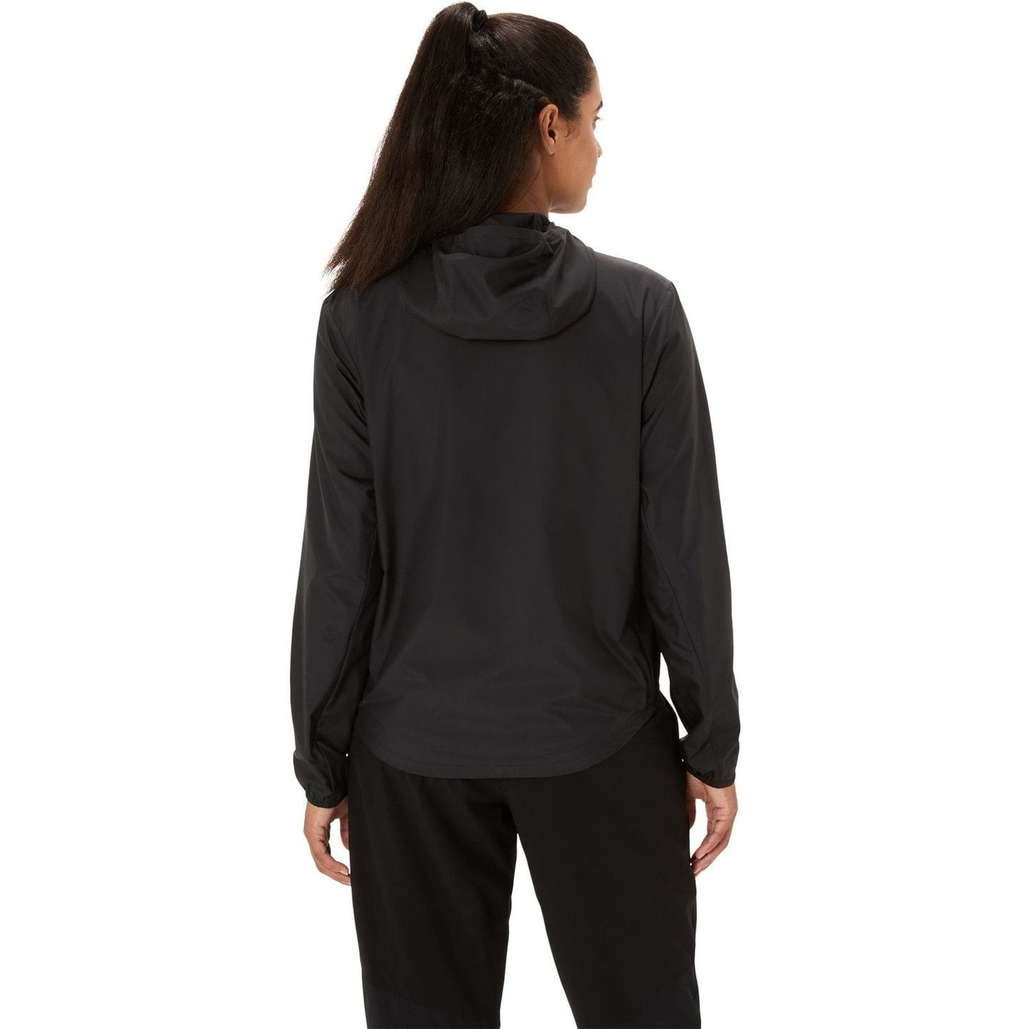 Coureuse portant l’Asics Veste De Running Déperlante Coupe-Vent Core Jacket Femme en extérieur