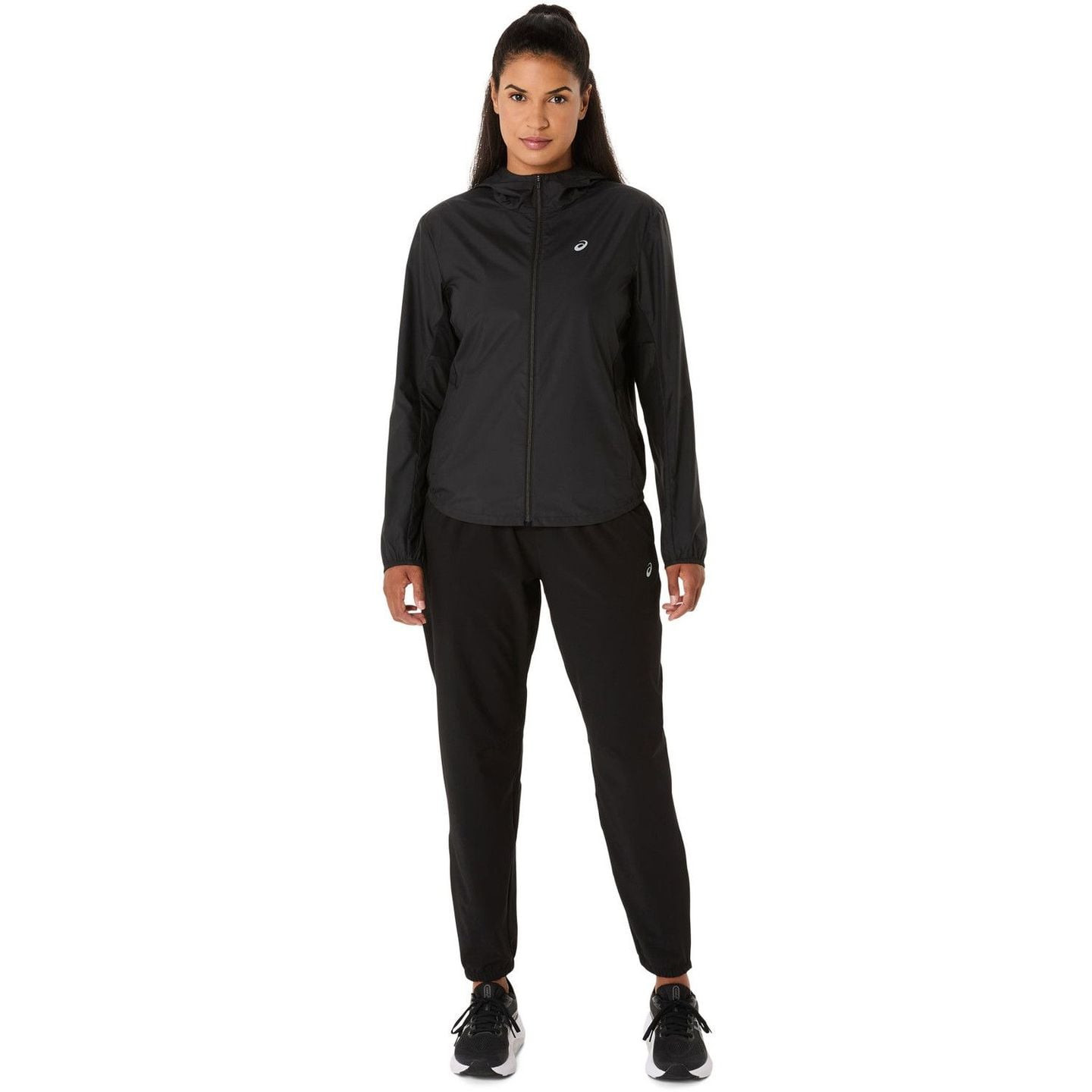 Coureuse portant l'Asics Veste De Running Déperlante Coupe-Vent Core Jacket Femme en extérieur