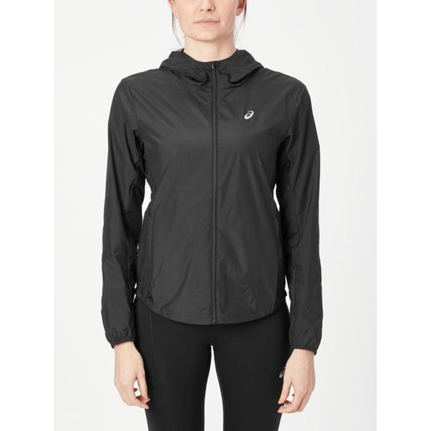 Femme courant sous la pluie avec la veste de running ASICS Core déperlante et coupe-vent, légère et 