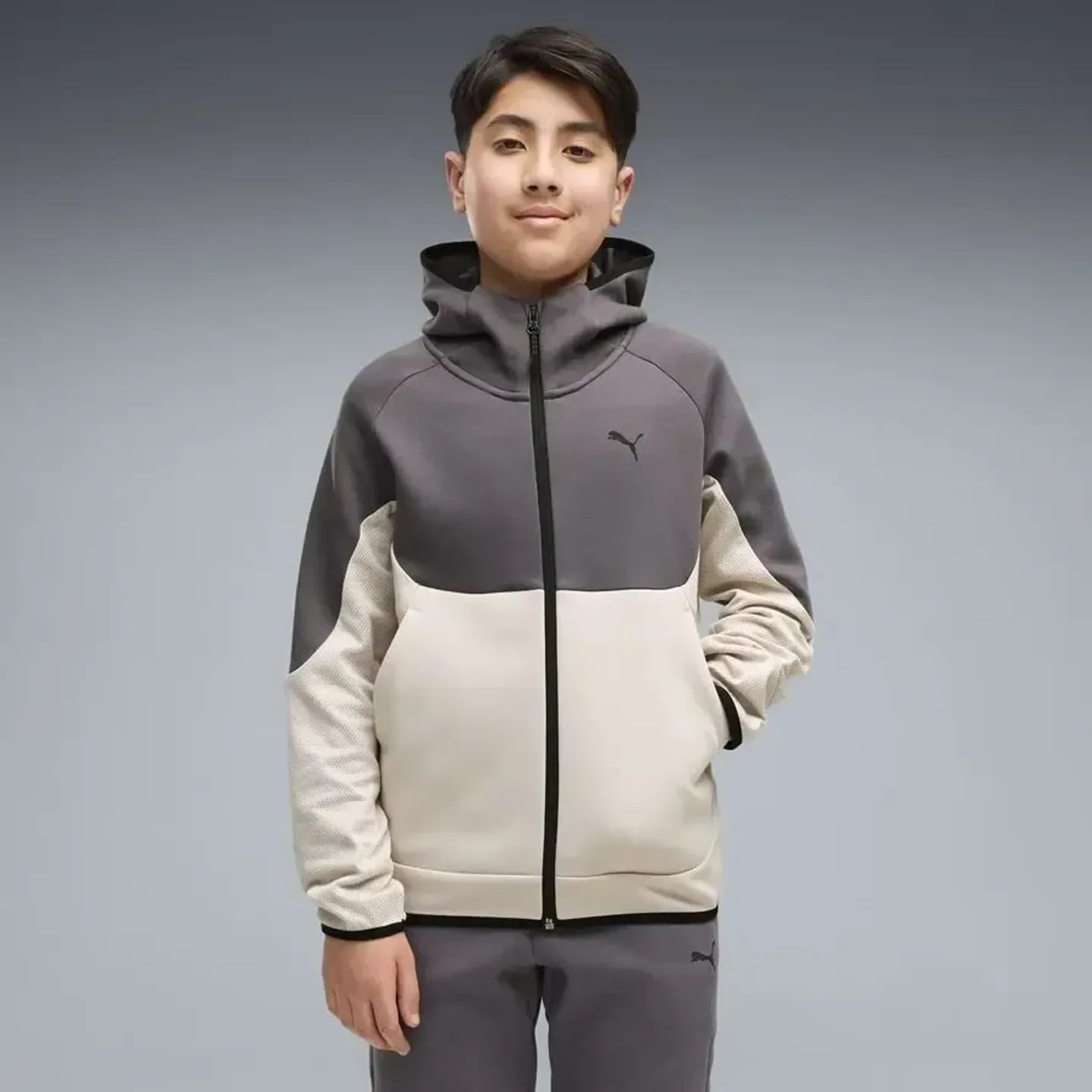 Jeune garçon portant le Puma Sweat À Capuche Zippé Elevated Pumatech Drycell au quotidien