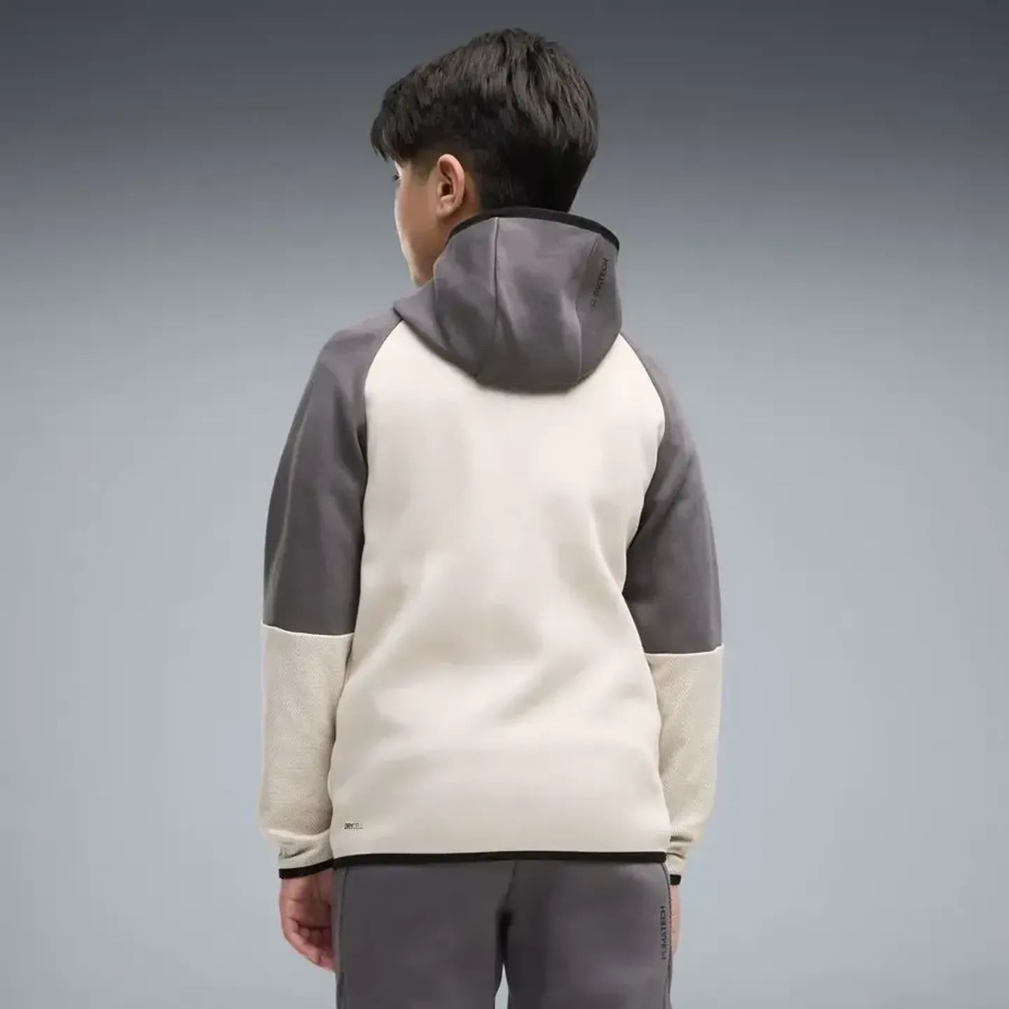 Jeune garçon portant le Puma Sweat À Capuche Zippé Elevated Pumatech Drycell Usage Quotidien Garçon 