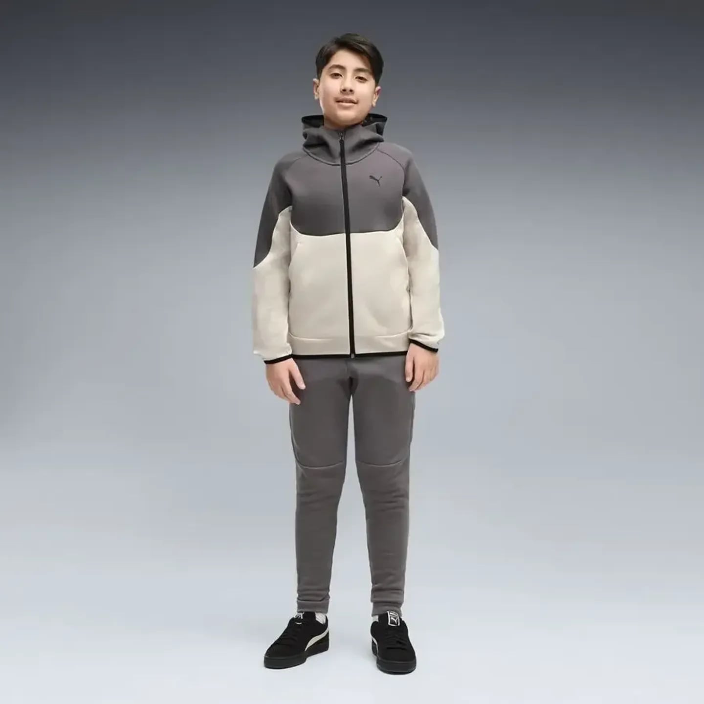 Jeune garçon portant le Puma Sweat À Capuche Zippé Elevated Pumatech Drycell Usage Quotidien Garçon 