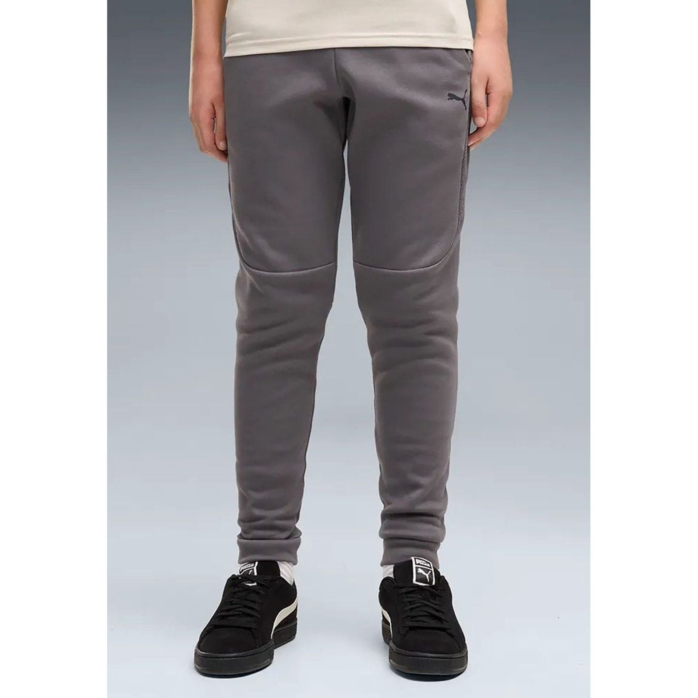 Gros plan du pantalon PUMA PUMATECH Elevated Pants gris Moody montrant le logo chat PUMA et les pann
