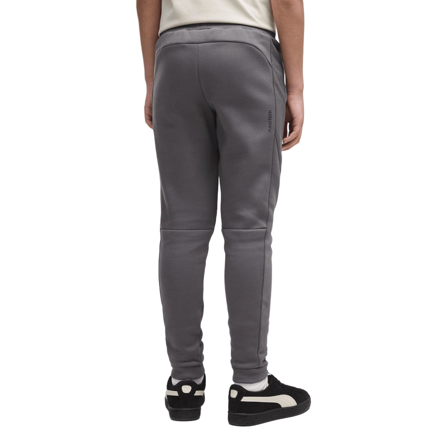 Vue de dos d'un garçon portant le pantalon PUMA PUMATECH Elevated Pants Moody Gray, bas resserrés et