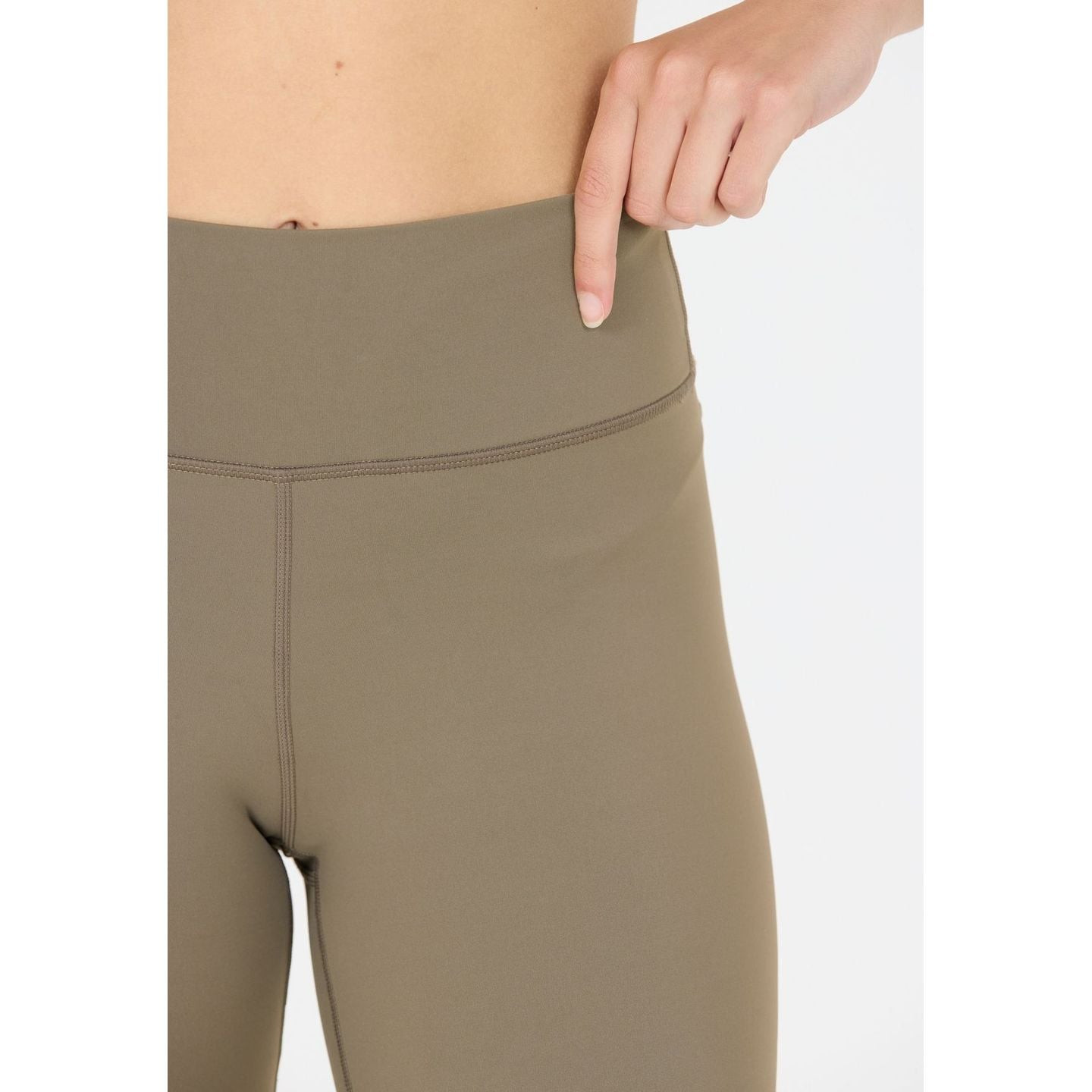 Femme portant les Athlecia Leggings Courts De Sport Bloom V2 Taille Haute Séchage Rapide Femme en ex