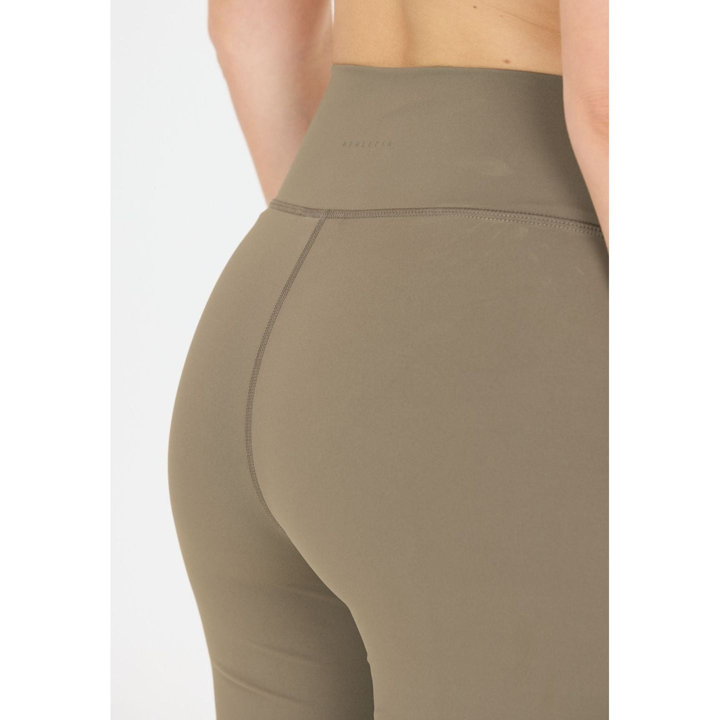 Athlecia Leggings Courts De Sport Bloom V2 Taille Haute Séchage Rapide Femme portés pendant une séan