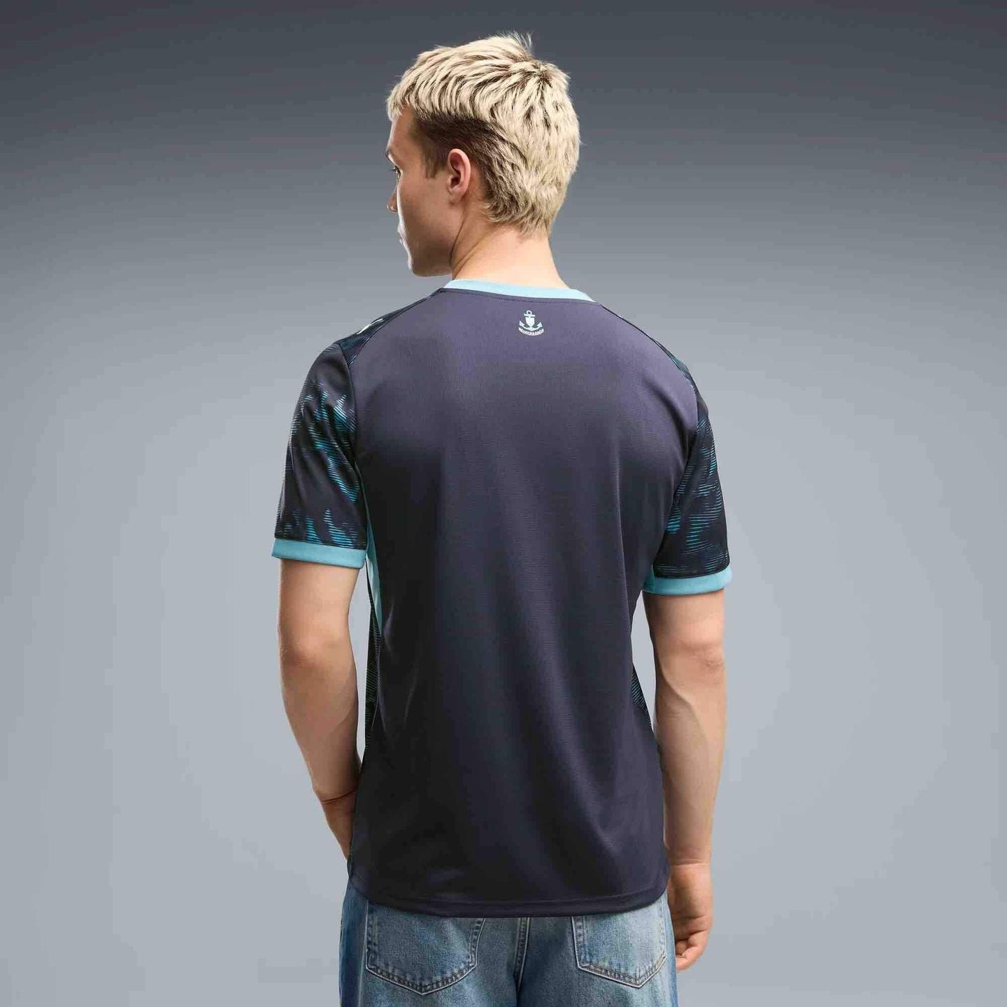 Mannequin de dos portant le maillot extérieur réplique OM 2026/27, dos bleu marine et liseré de col 
