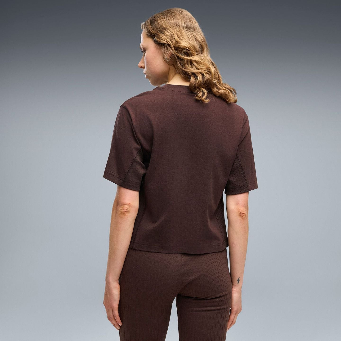 Femme portant le Puma T-Shirt Femme Coupe Relaxée Col Rond Manches Courtes Her Relaxed Tee en ville