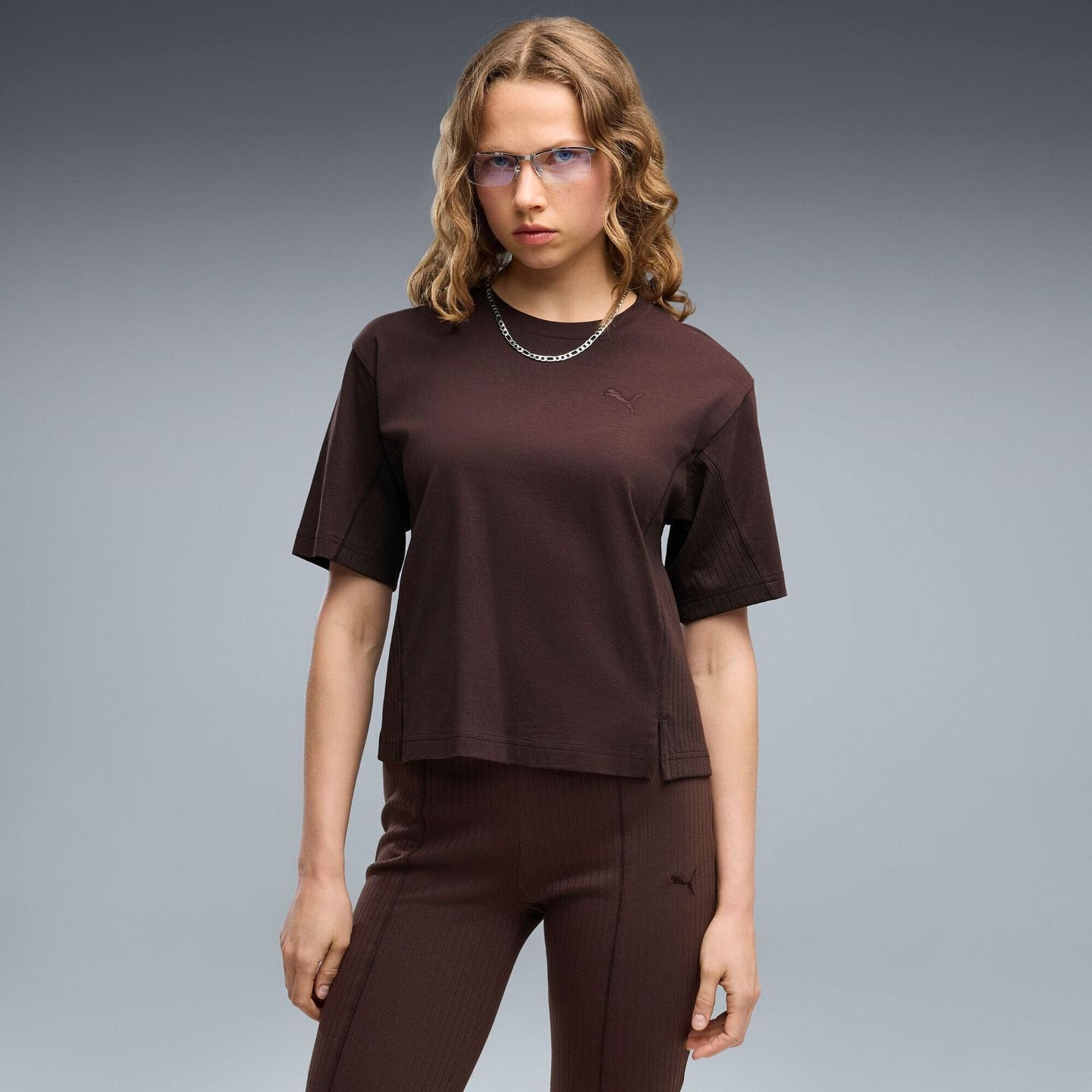 Femme en tenue décontractée portant le Puma T-Shirt Femme Coupe Relaxée Col Rond Manches Courtes Her