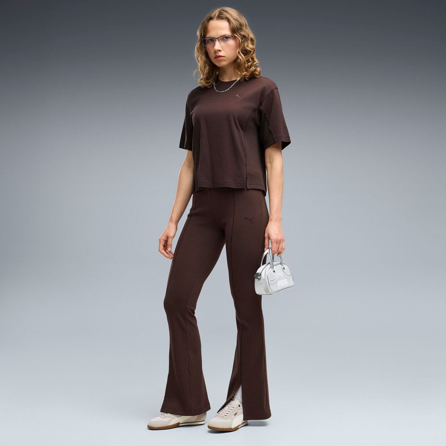 Puma T-Shirt Femme Coupe Relaxée Col Rond Manches Courtes Her Relaxed Tee en tenue décontractée
