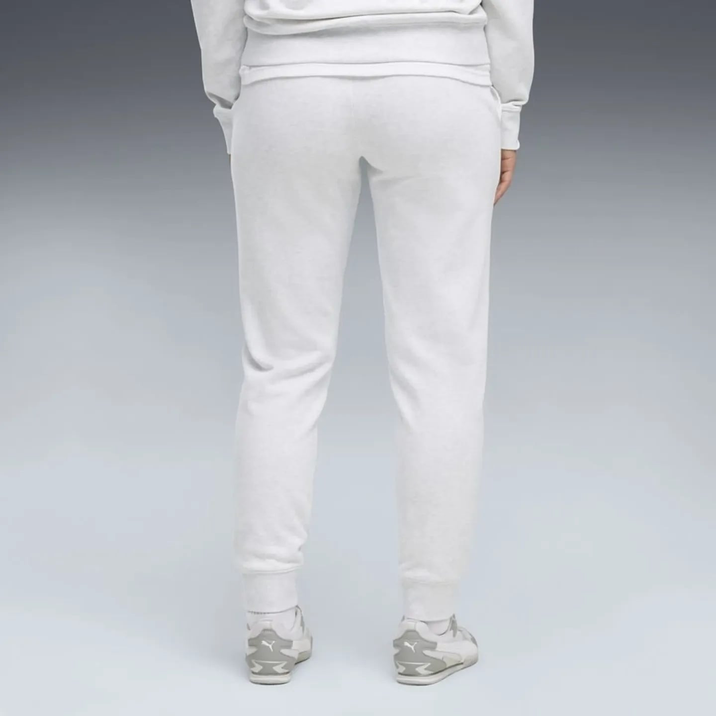 Vue arrière du pantalon de survêtement Puma blanc en polaire, ourlets côtelés et jambes fuselées