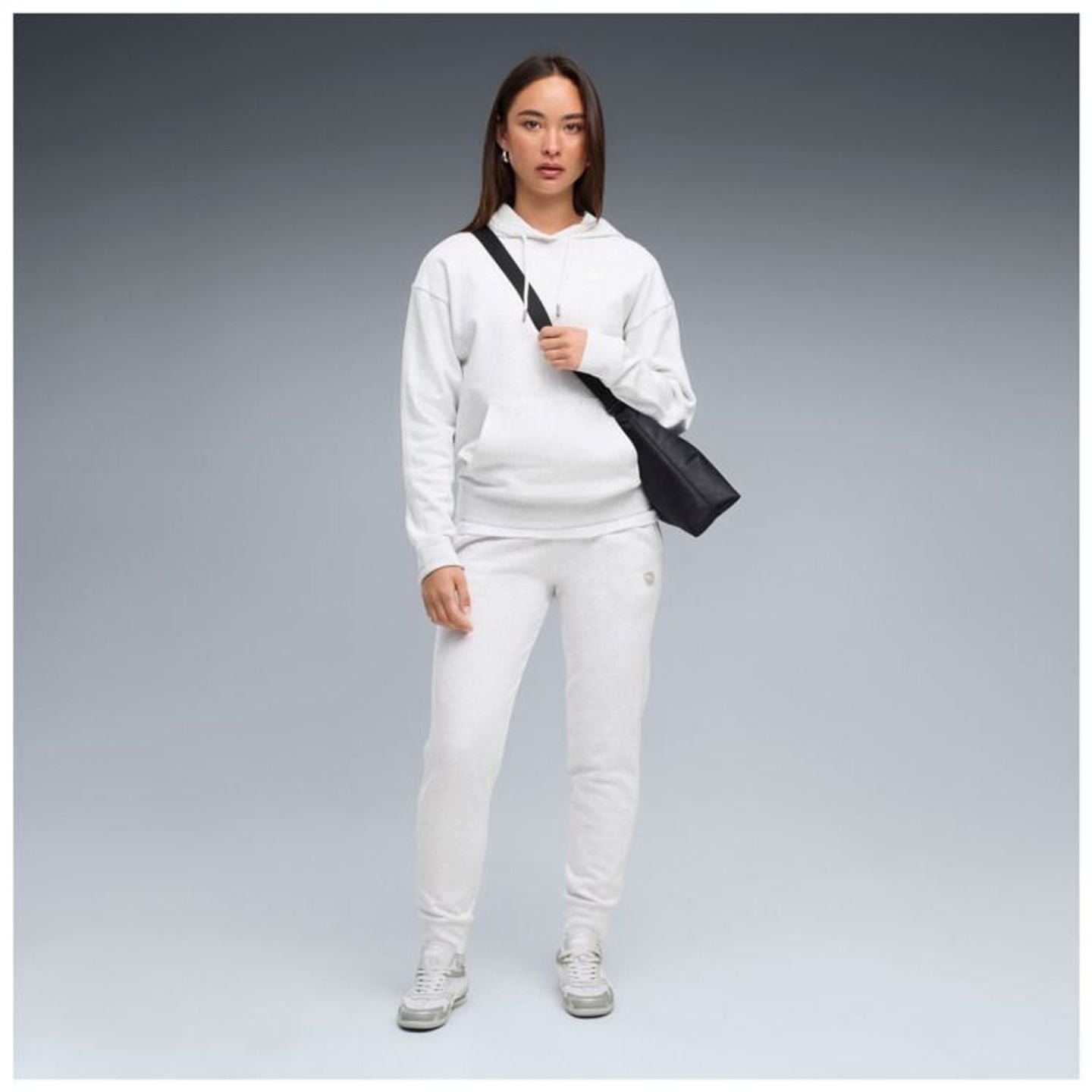 Femme en sweat à capuche PUMA ESS Elevated Comfort Hoodie FL blanc et jogging, sac à l'épaule noir, 