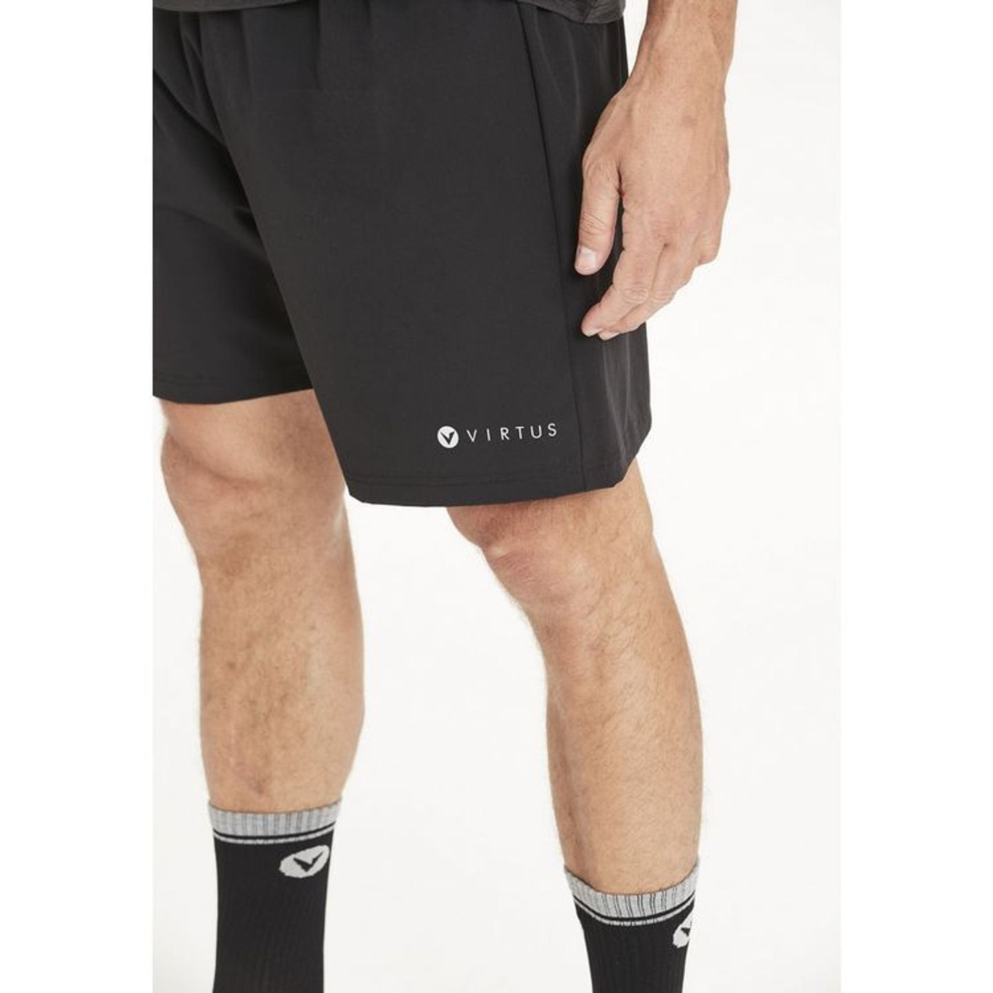 Gros plan du logo VIRTUS imprimé sur le bas de jambe du short d'entraînement noir Forzer M