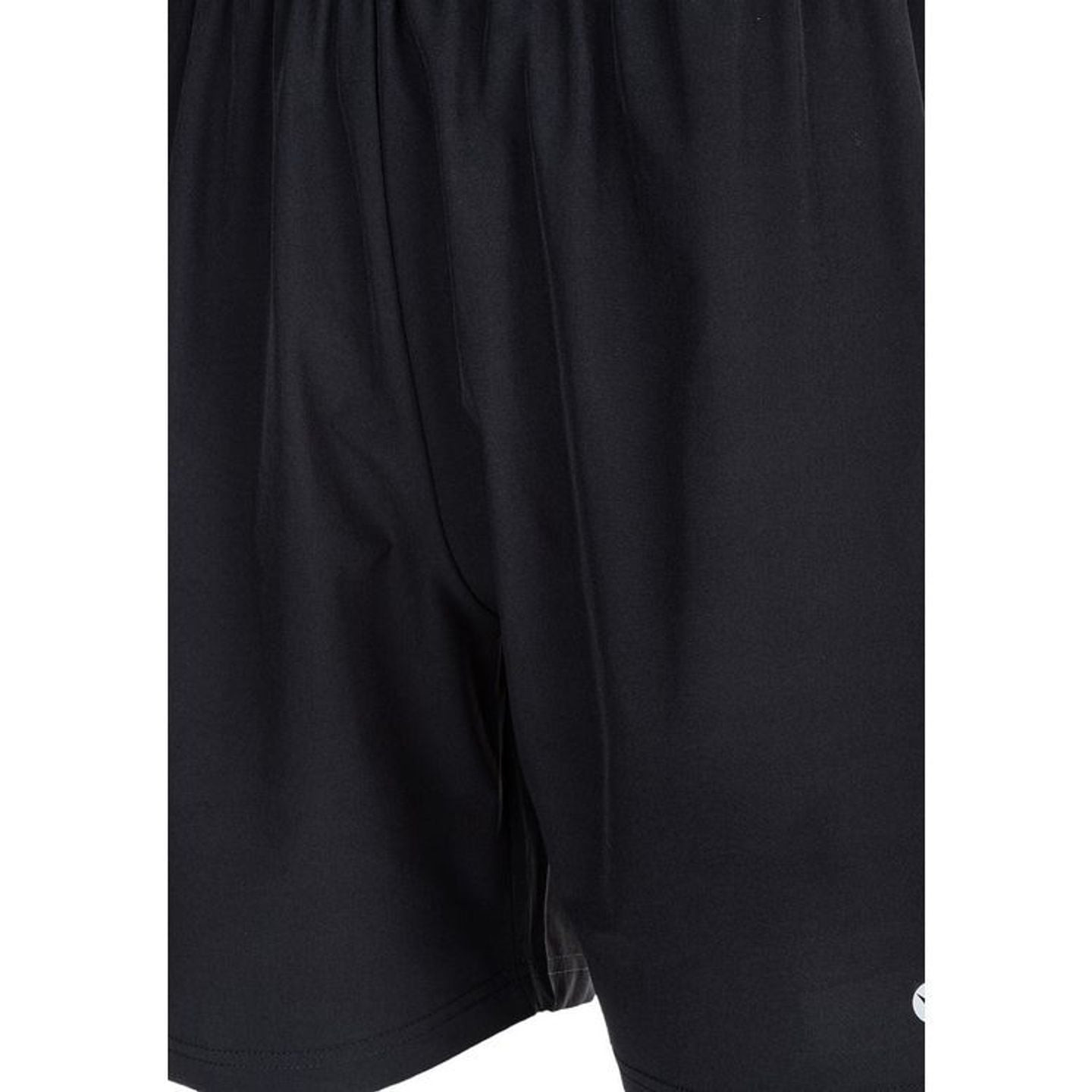 Gros plan sur le tissu stretch noir et la couture de l'ourlet du short d'entraînement VIRTUS Forzer 