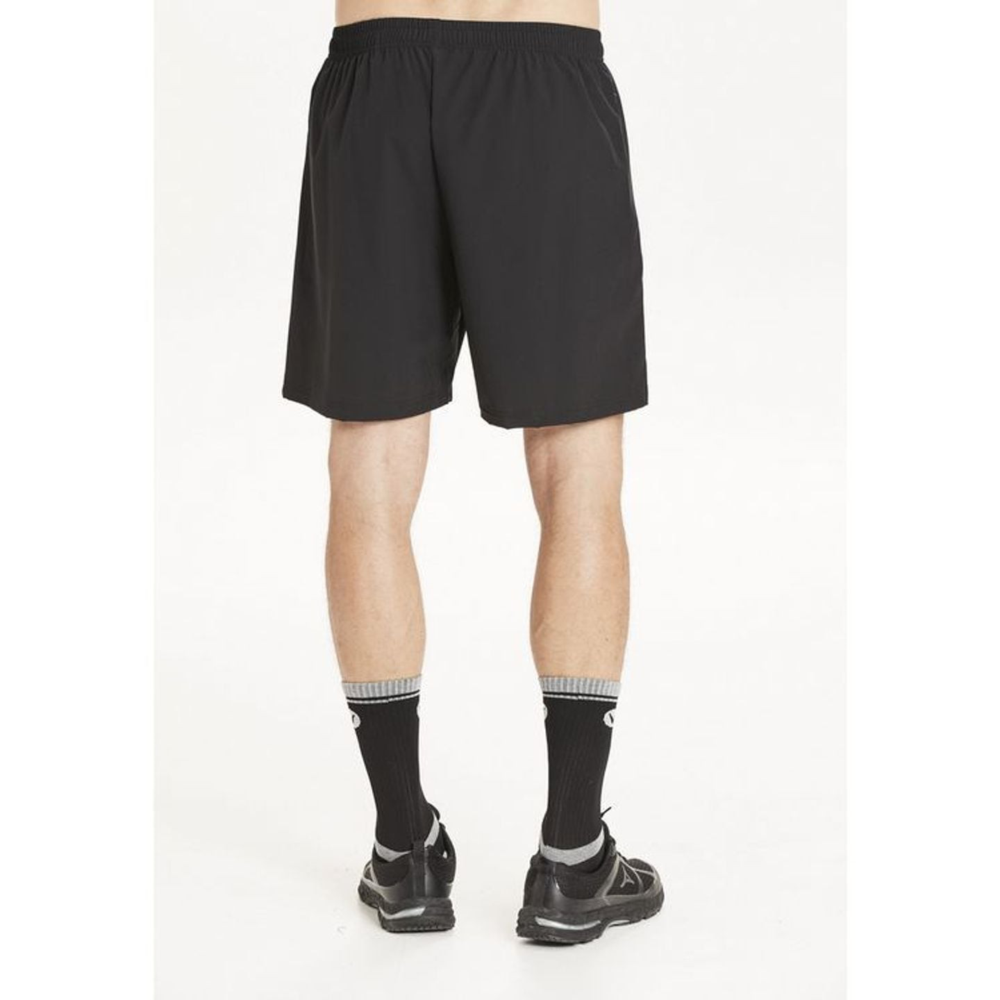 Vue arrière d’un homme portant le short noir VIRTUS Forzer M avec cordon de serrage élastique