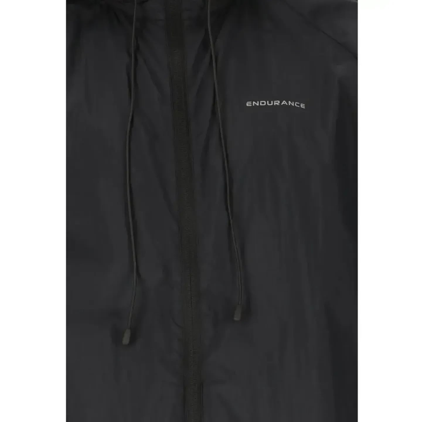 Gros plan du logo Endurance et du zip avant à cordons sur la veste coupe-vent Sinlaku noire